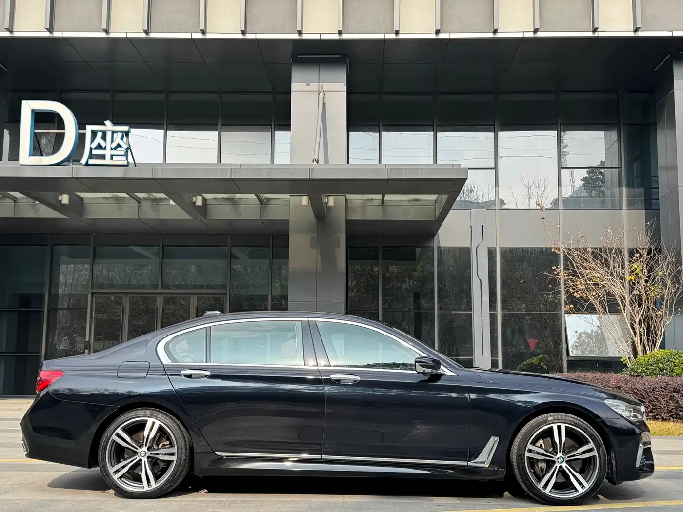 BMW 7 Series 2018 740Li xDrive Premium Type M Sport Package фото 7