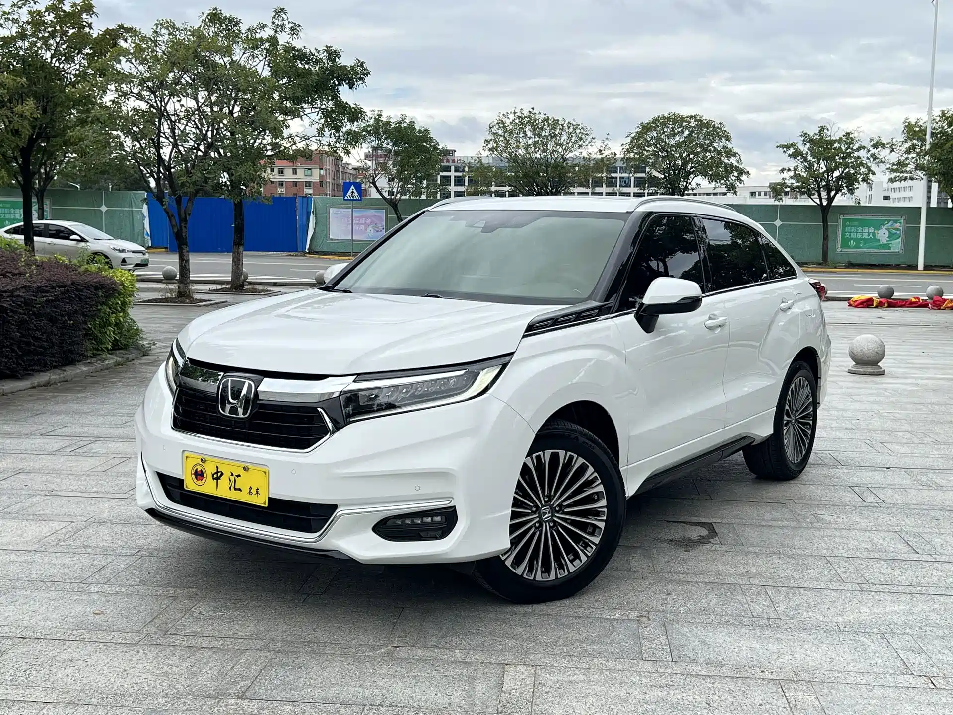 Photo 1 - Honda Avancier