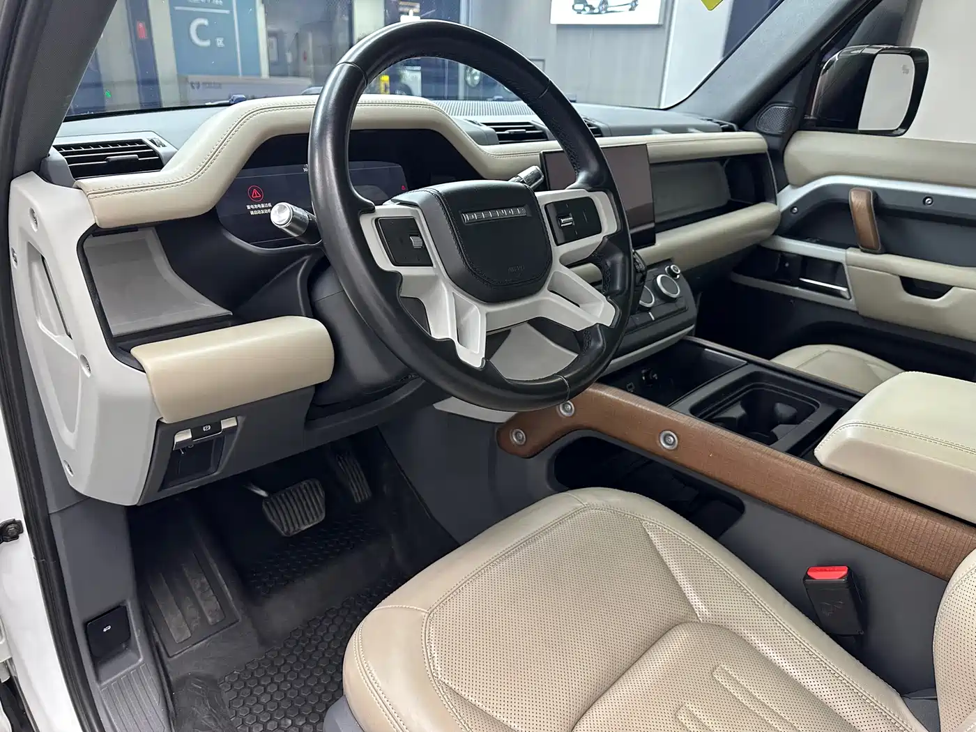 Land Rover Defender 2022 110 P400 Dark Special Edition фото 7