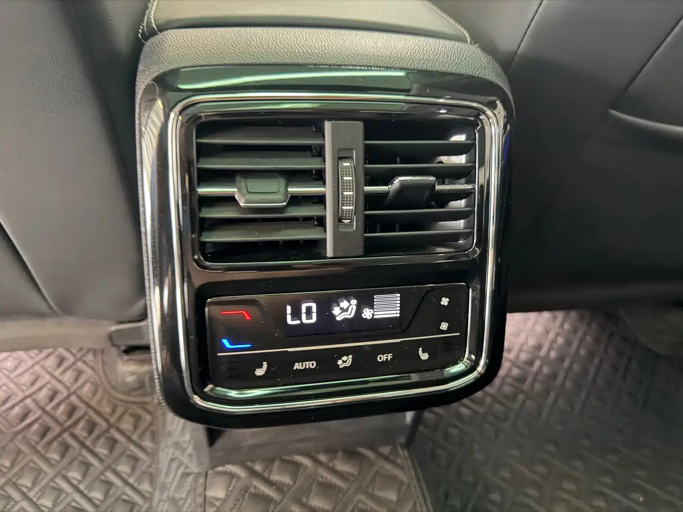 Volkswagen Passat 2023 330TSI Starlight Premium Edition фото 10