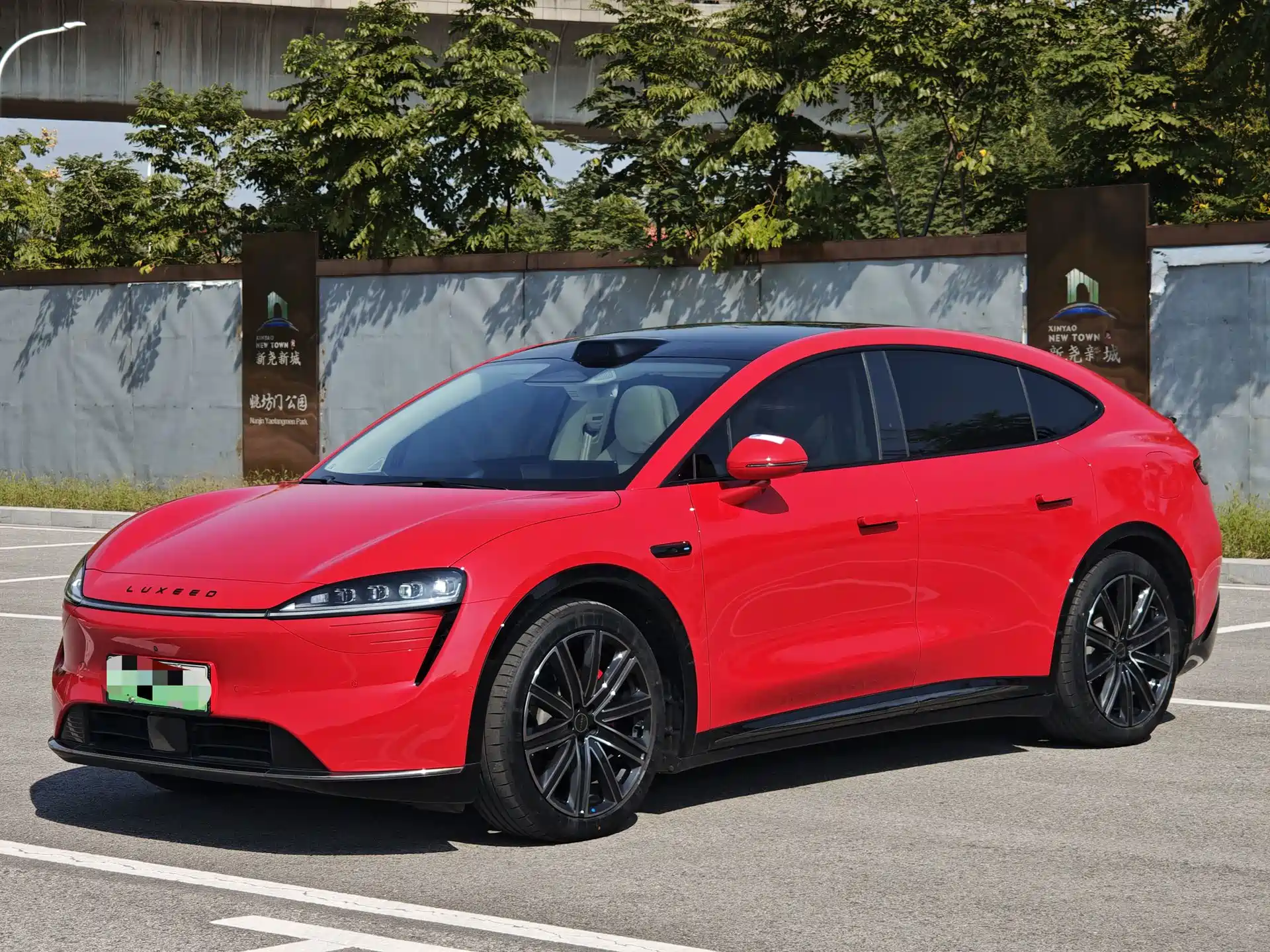 Photo 1 - Zhijie Luxeed R7