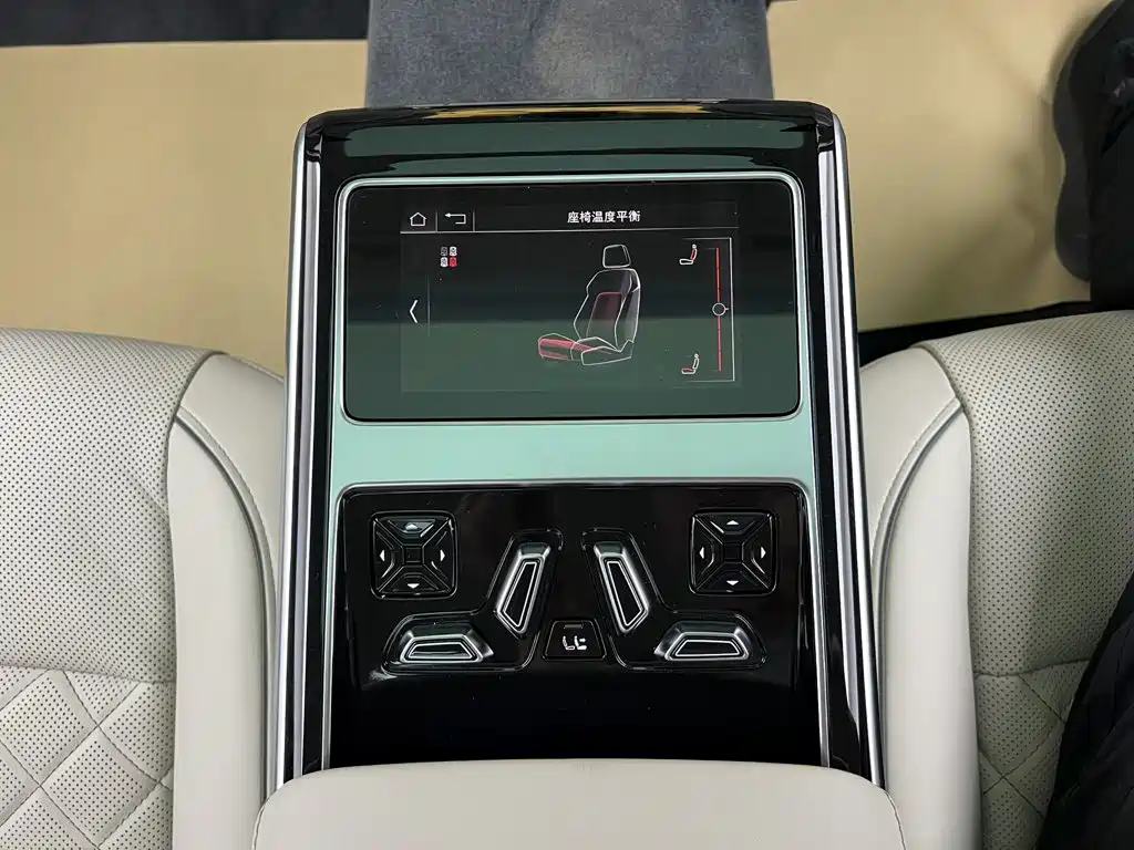 Photo 25 - Audi A8