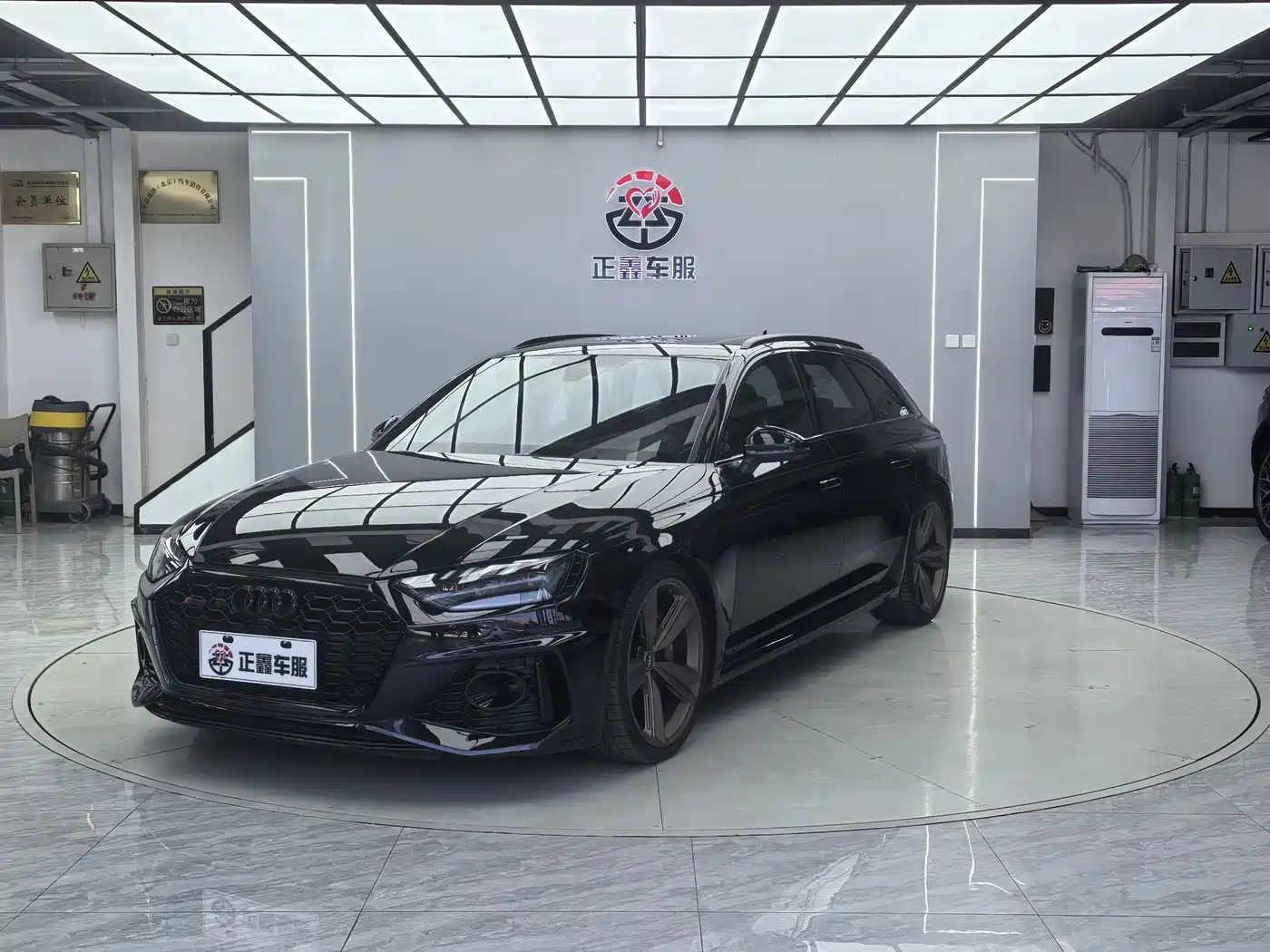 Audi RS 4 2021 RS4 Avant Dark Gold Edition