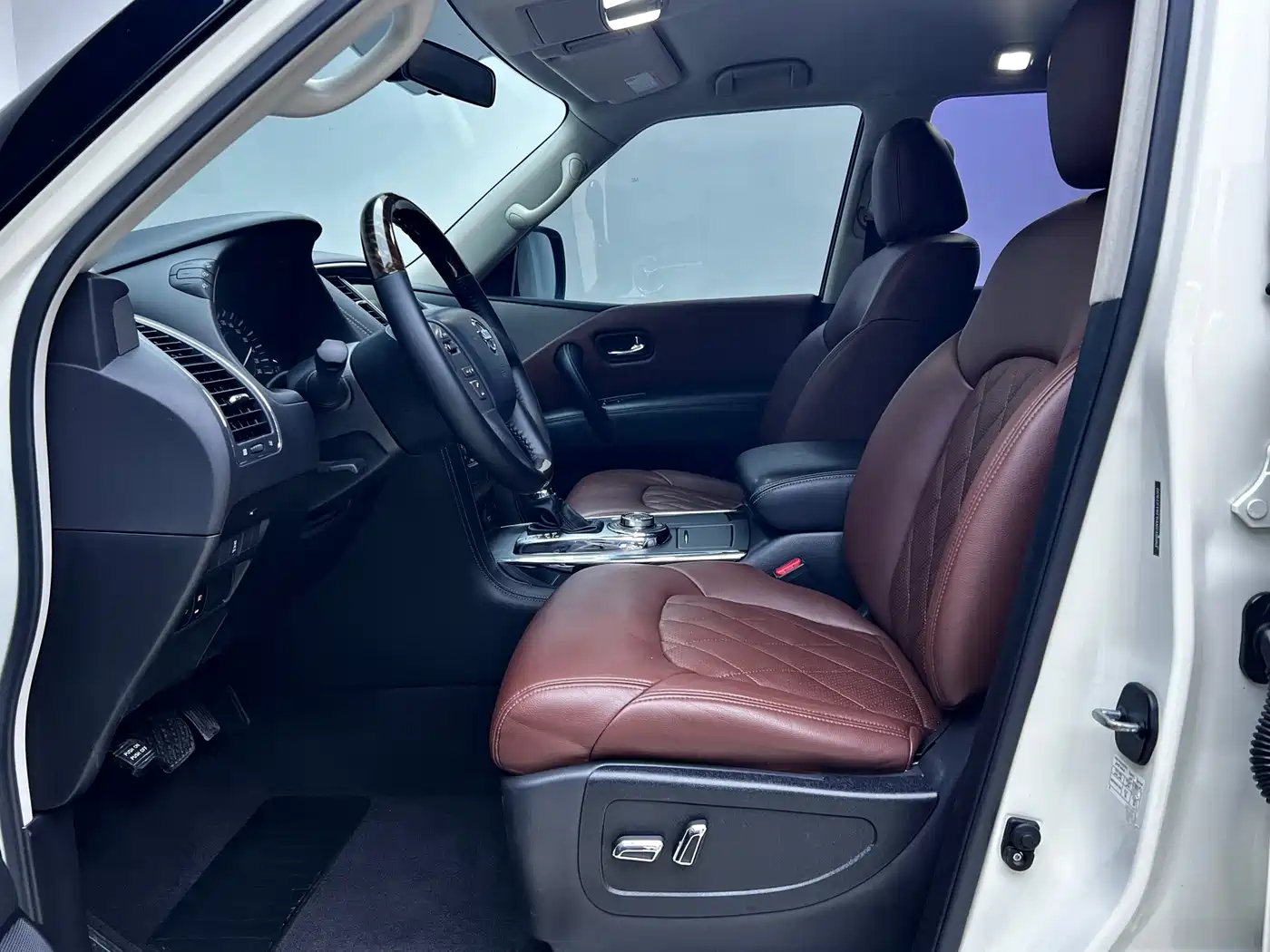 Nissan Patrol 2018 4.0L Leadership фото 9