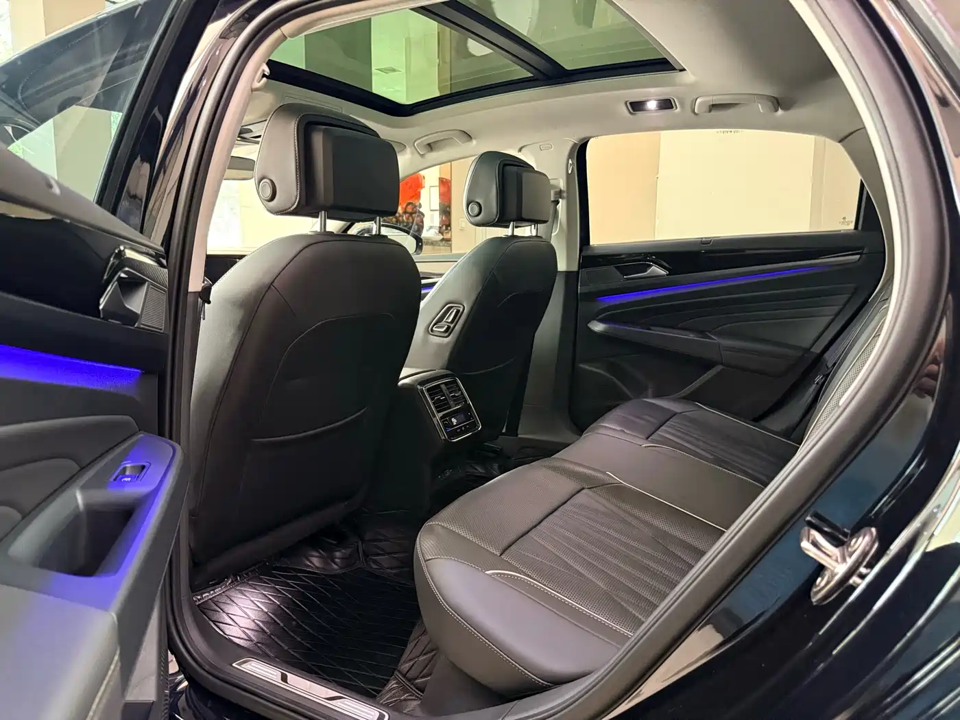 Volkswagen Passat 2023 330TSI Luxury Edition фото 9