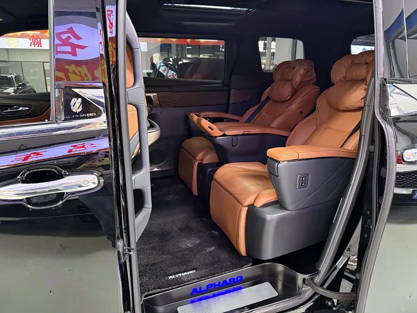 Toyota Alphard 2024 Hybrid 2.5L Ultimate Enjoyment Edition фото 9