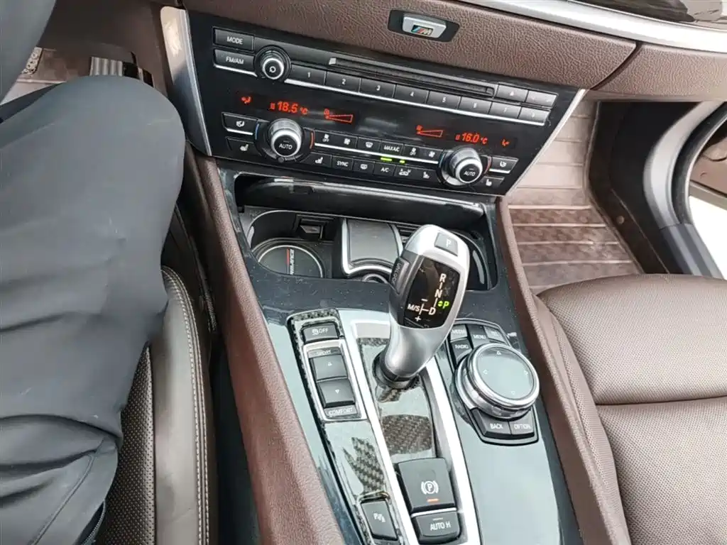 BMW 5 Series GT 2014 528i Luxury фото 14