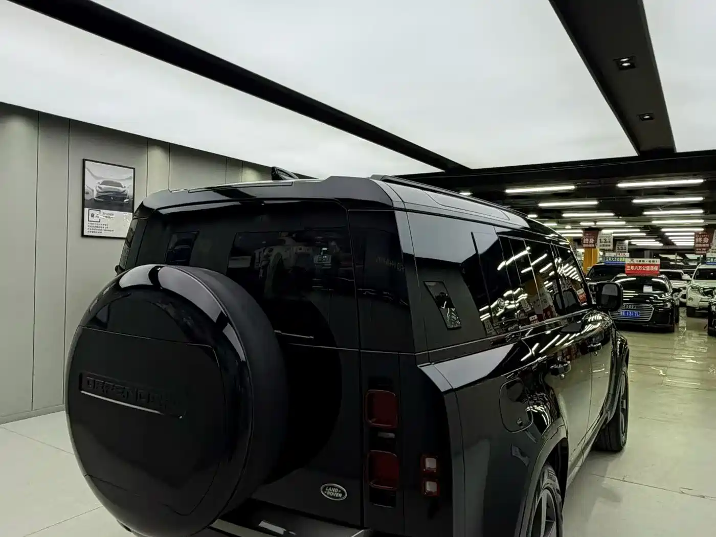 Land Rover Defender 2023 Model 110 3.0T P400 Dark Special Edition фото 6