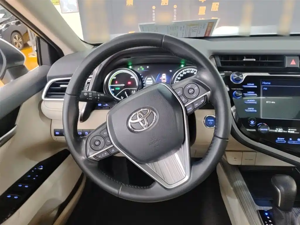 Toyota Camry 2018 Hybrid 2.5HG Luxury Edition фото 17