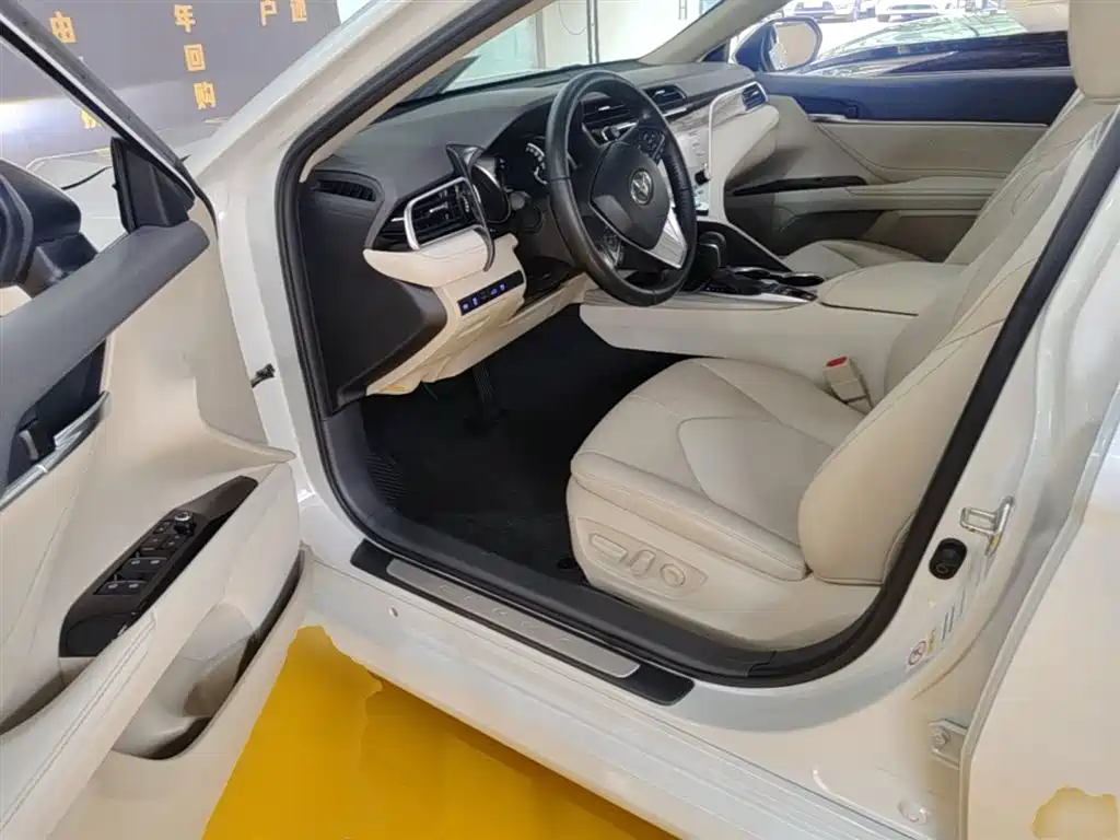 Toyota Camry 2018 Hybrid 2.5HG Luxury Edition фото 23