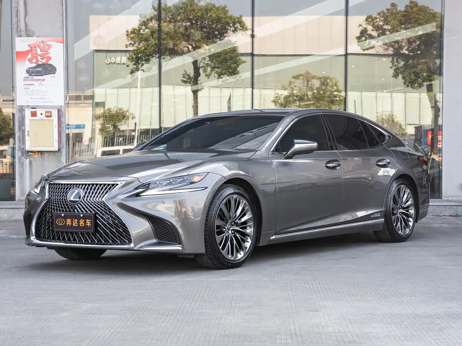 Фото 1 - Lexus LS