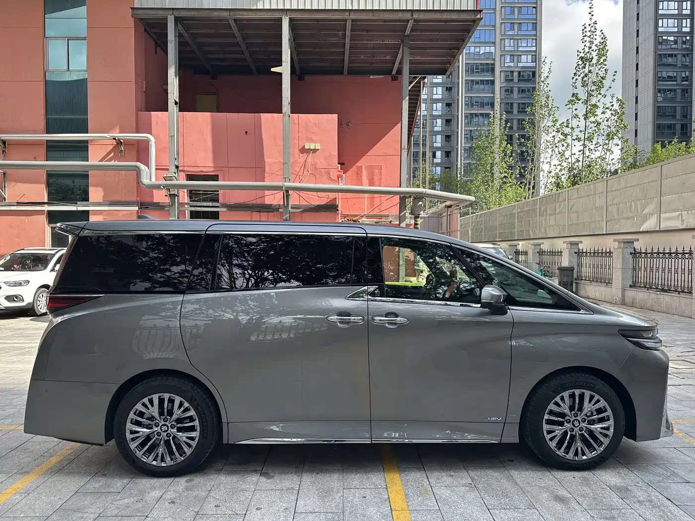 Toyota Vellfire 2024 Crown Hybrid 2.5L Executive Premium Edition фото 12