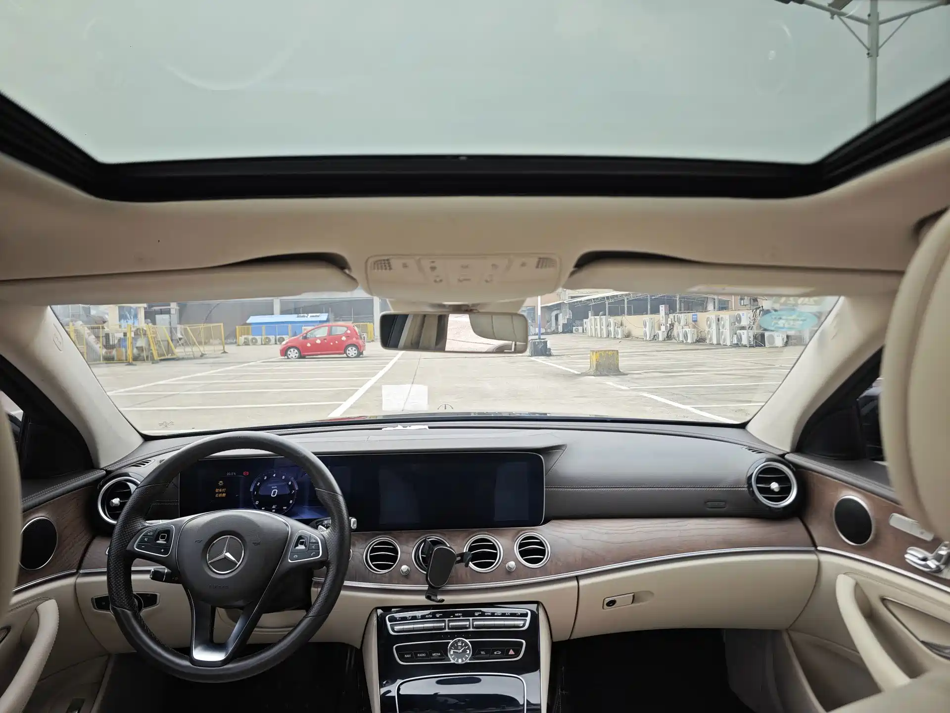 Фото 10 - Mercedes-Benz E-Class