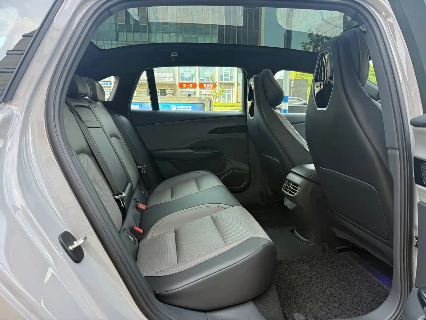 Hongqi EH7 2025 640 AWD Smart Selection Edition фото 8