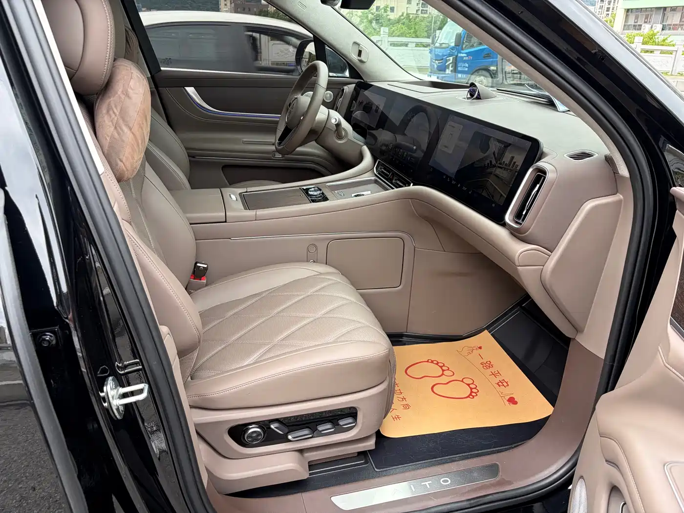 AITO Wenjie AITO M9 2025 Extended Range Ultra 52kWh 6-Seater фото 12