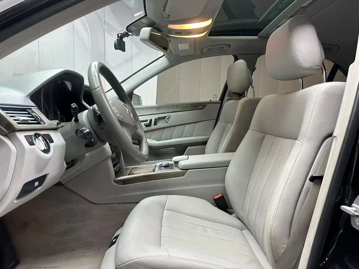 Mercedes-Benz E-Class (Import) 2010 Model E 300 Elegance Luxury Edition фото 4