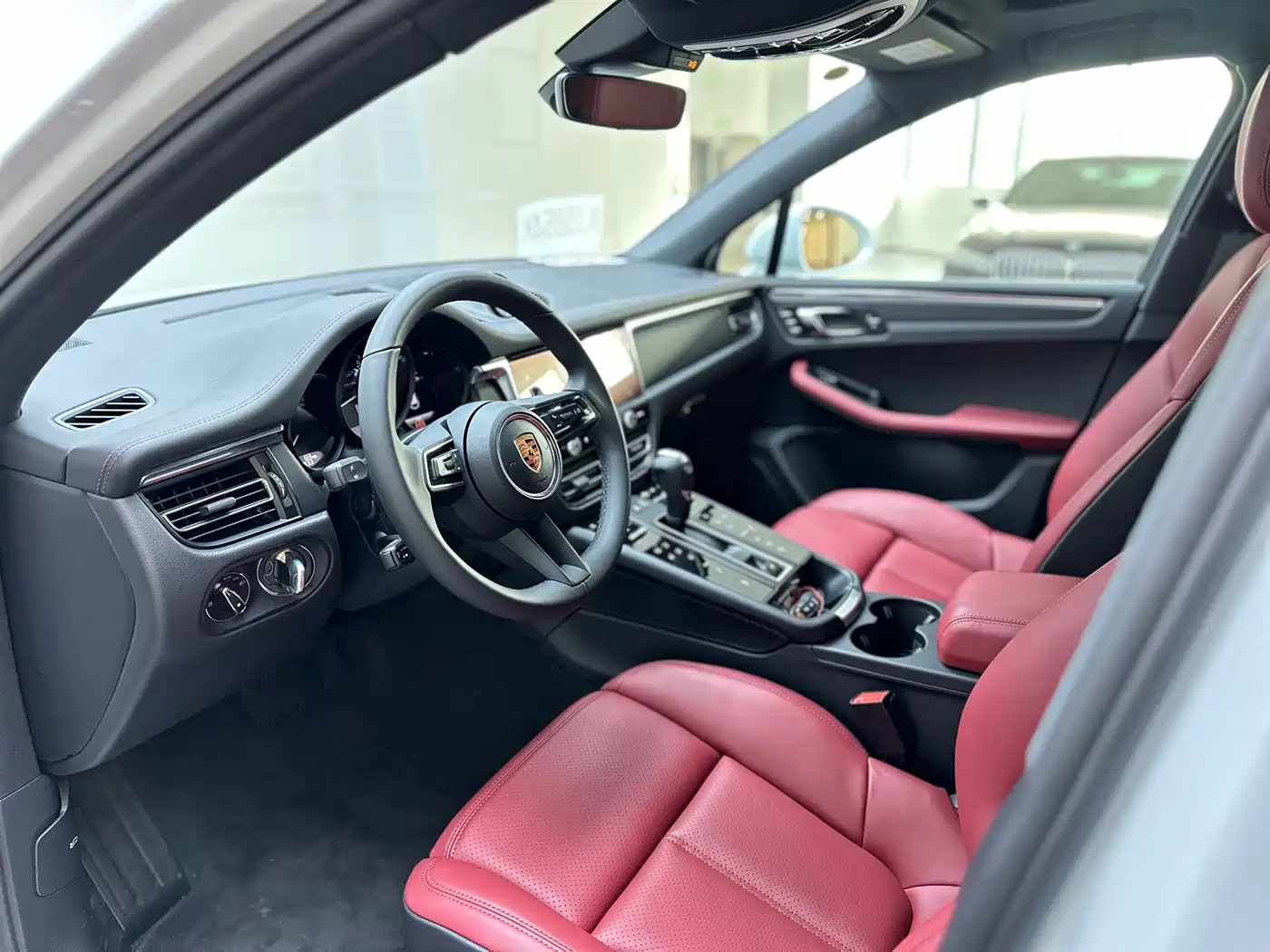 PORSCHE MACAN