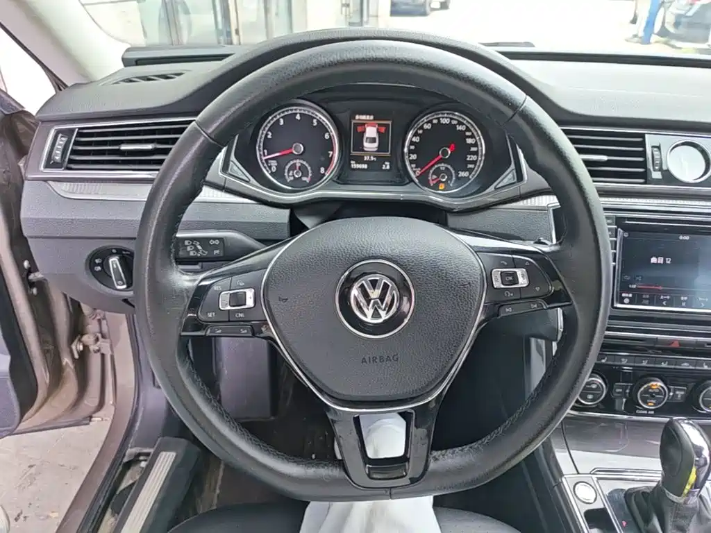 Фото 11 - Volkswagen Passat