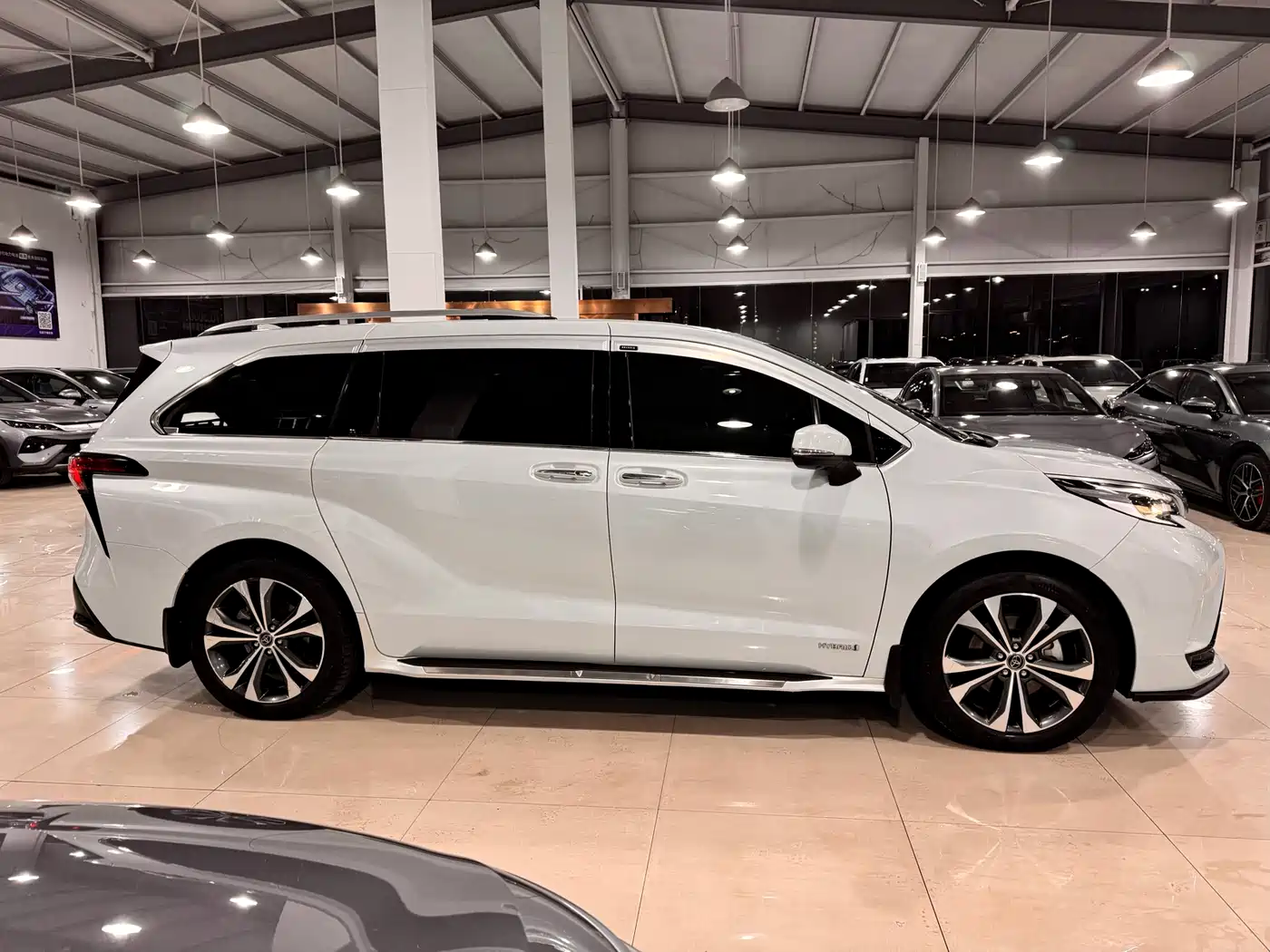 Toyota Granvia 2023 2.5L Hybrid Prestige PLUS Edition фото 4