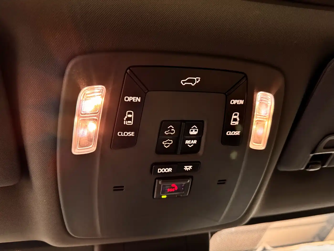 Toyota Granvia 2023 2.5L Hybrid Prestige PLUS Edition фото 18
