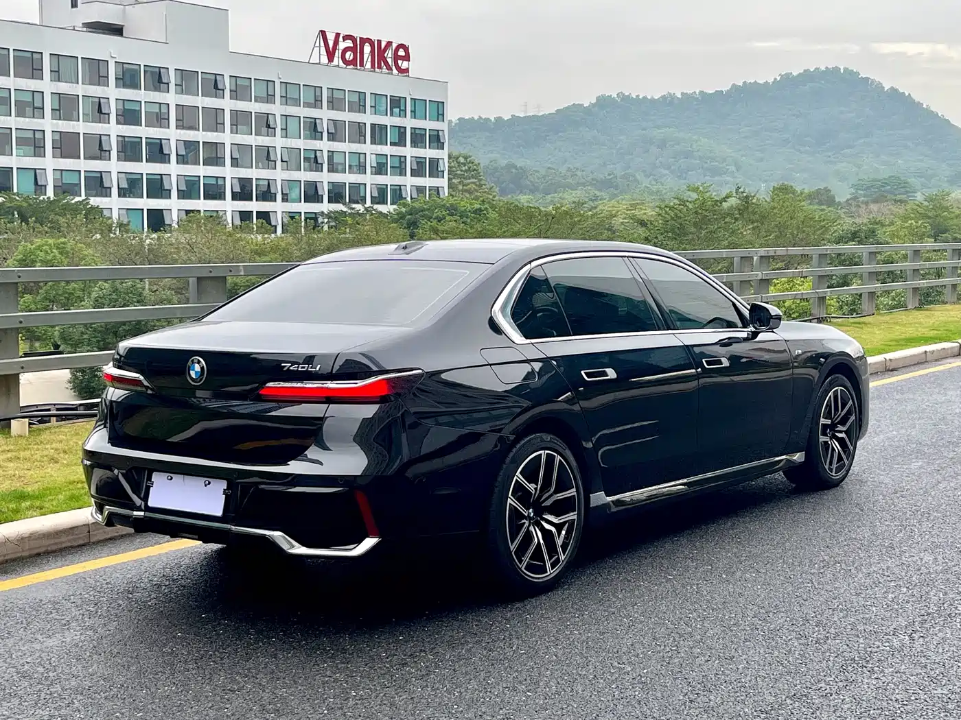 BMW 7 Series 2023 Model 735Li M Sport Package фото 6