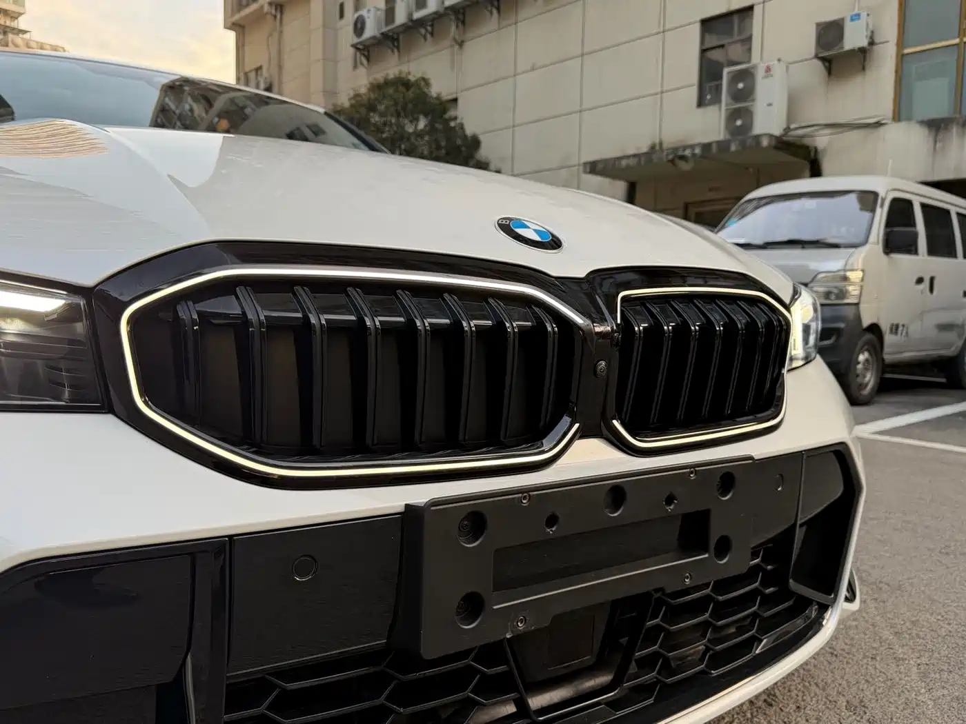 BMW 3 Series 2025 330Li M Sport Night Edition фото 3