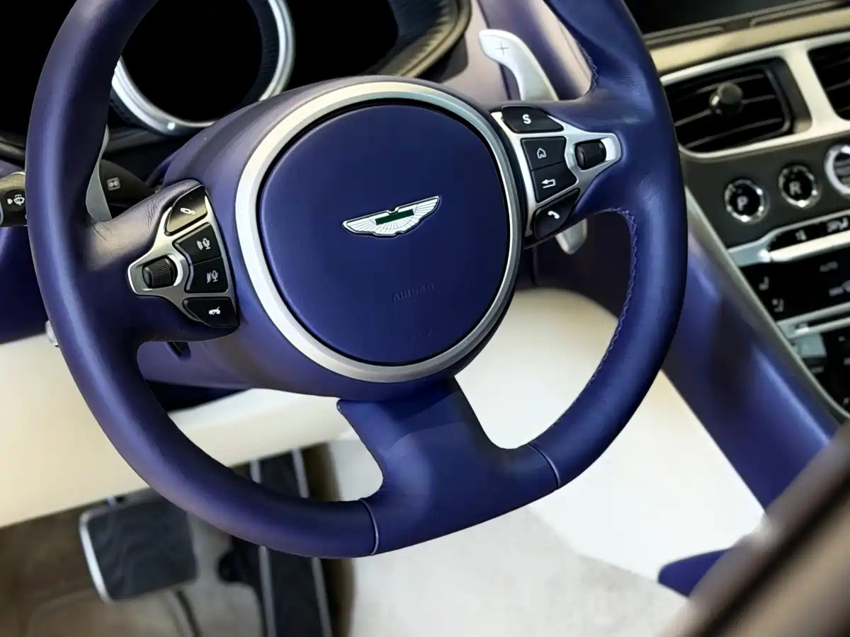 Фото 12 - Aston Martin DB11