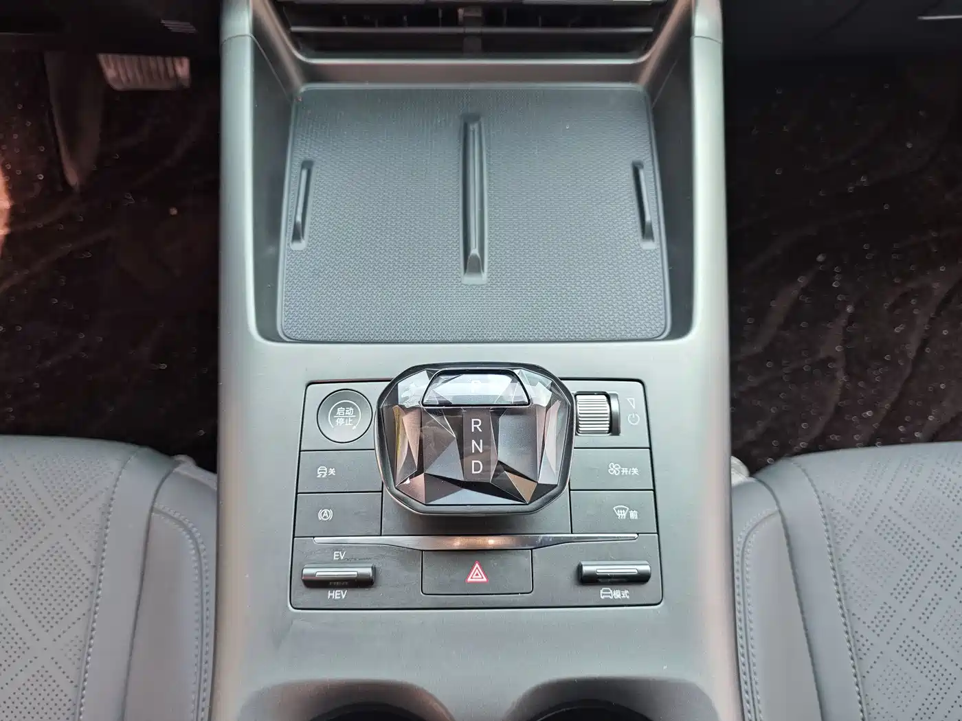 BYD Qin PLUS 2025 DM-i Smart Drive 55KM Leader фото 7