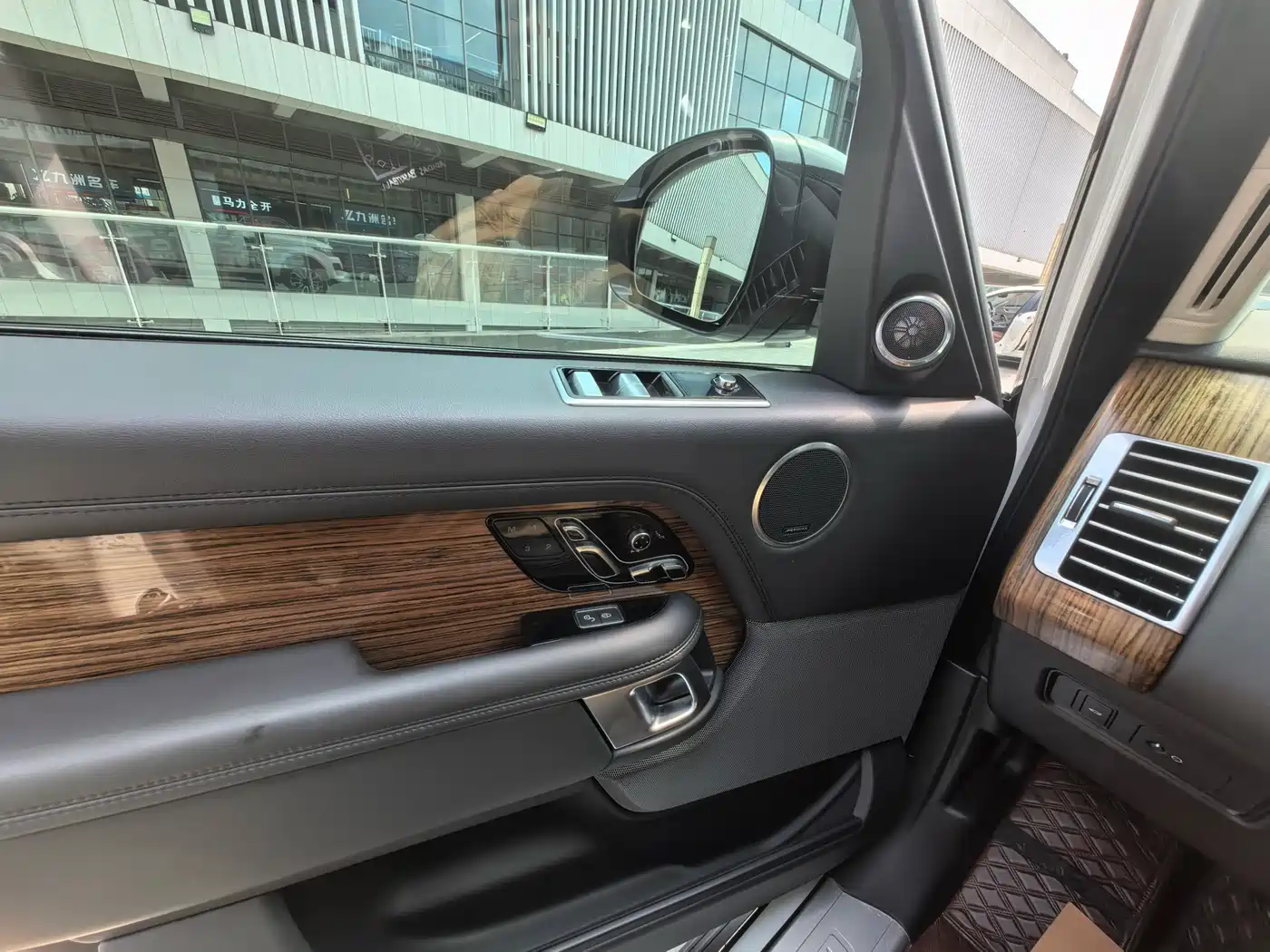 Land Rover Range Rover 2019 3.0 SCV6 Heritage Edition фото 10