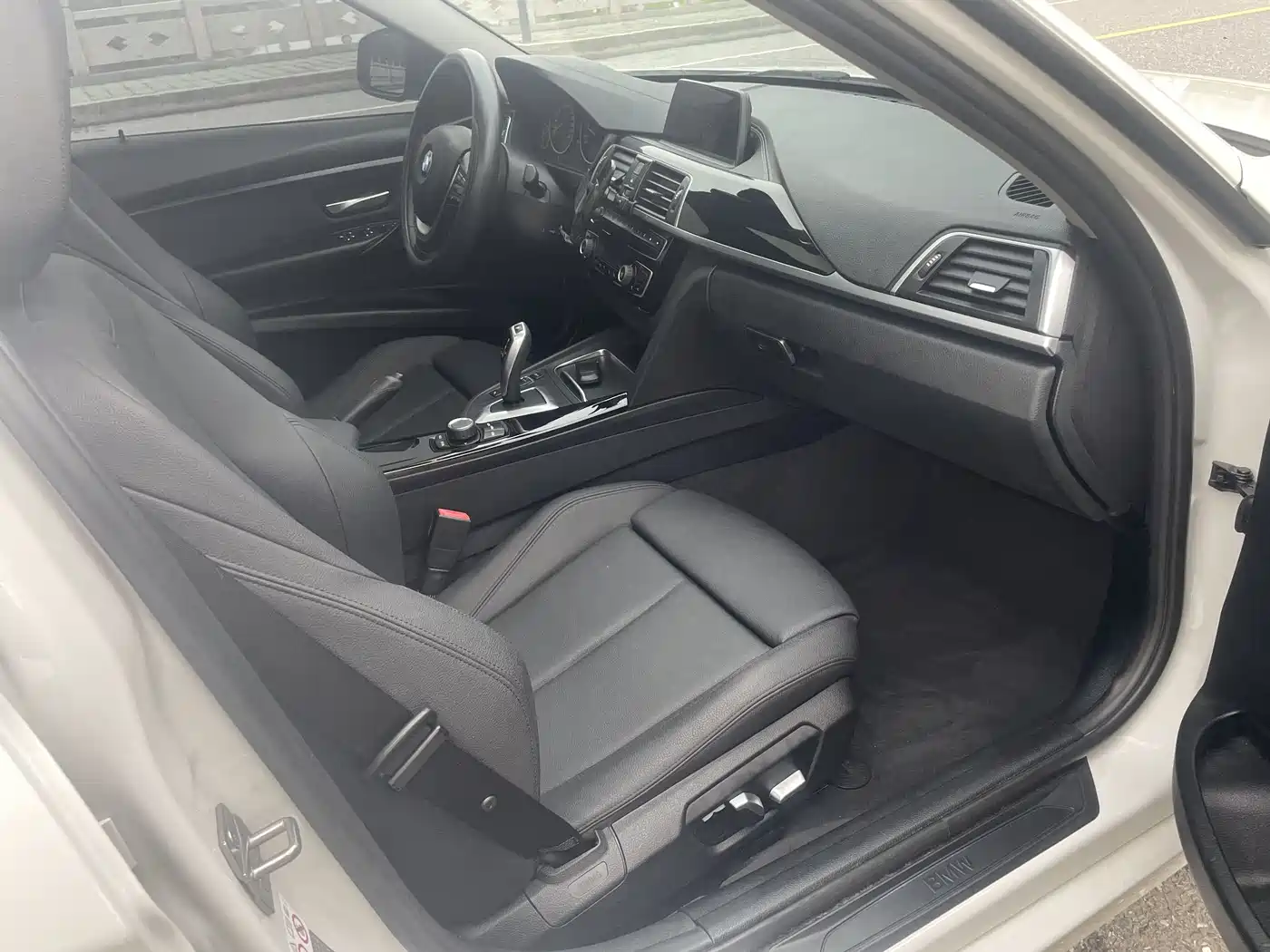 BMW 3 Series 2018 318Li фото 10