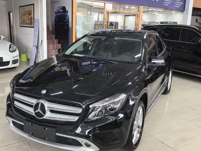 MERCEDES-BENZ GLA