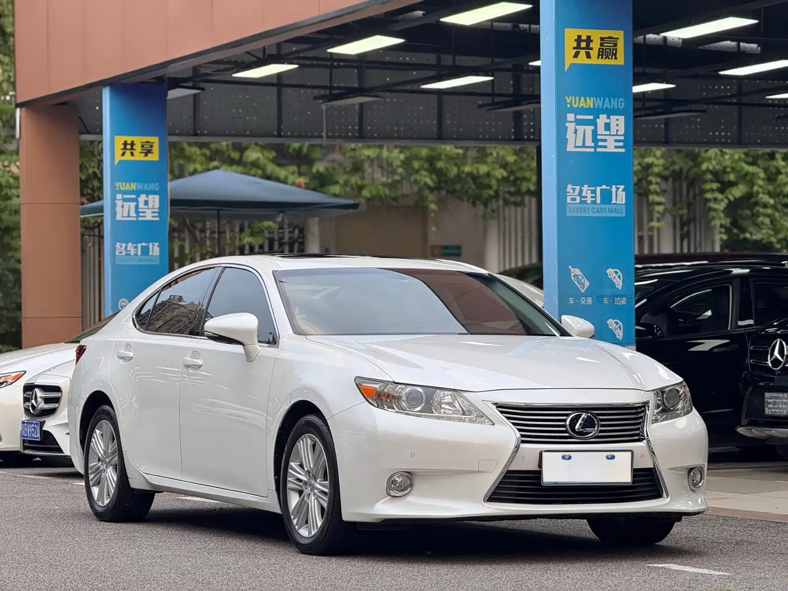 Фото 2 - Lexus ES