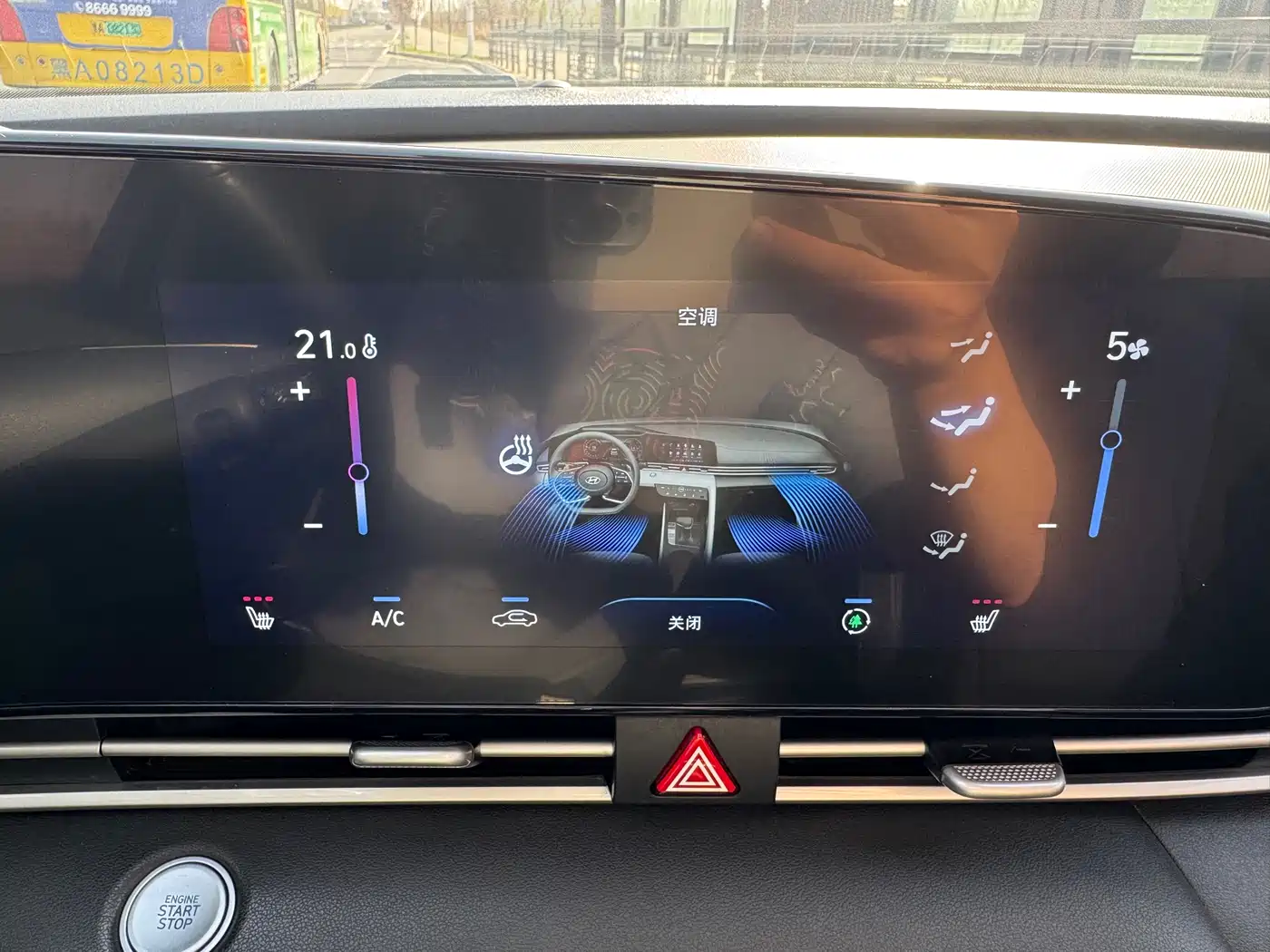 Hyundai Elantra 2022 1.5L CVT LUX Premium Edition фото 19