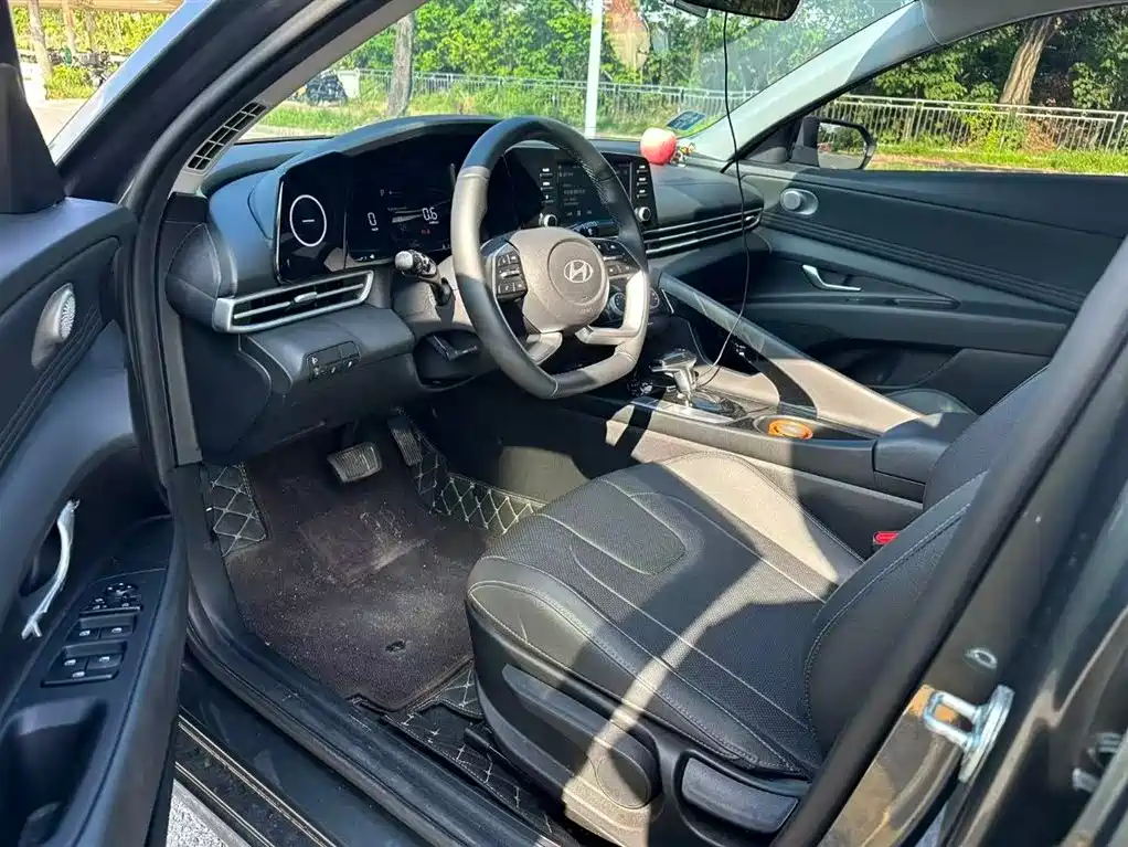 Hyundai Elantra 2023 1.5L CVT GLX Elite Edition фото 3