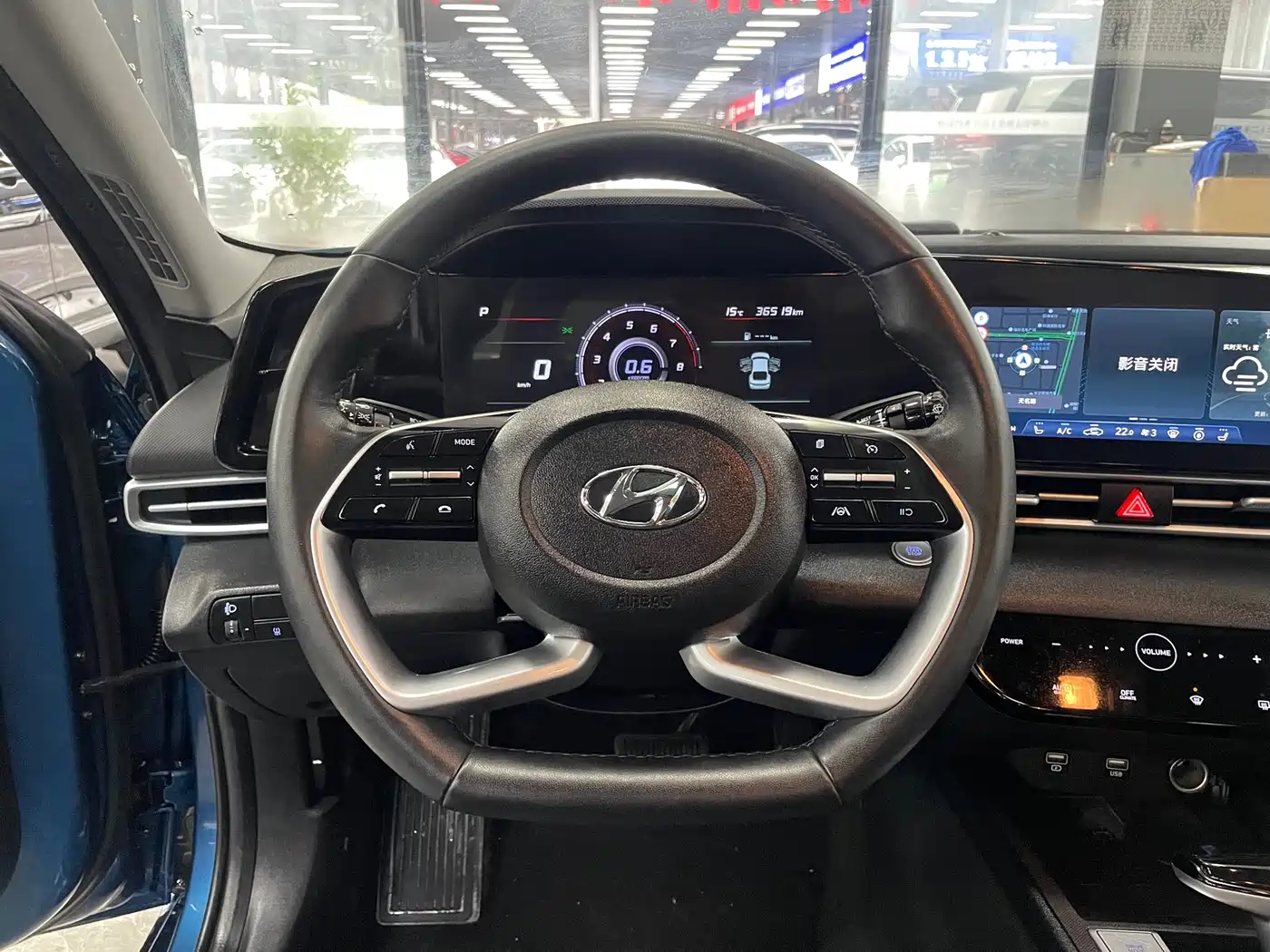 Hyundai Elantra 2022 1.5L CVT LUX Premium Edition фото 9