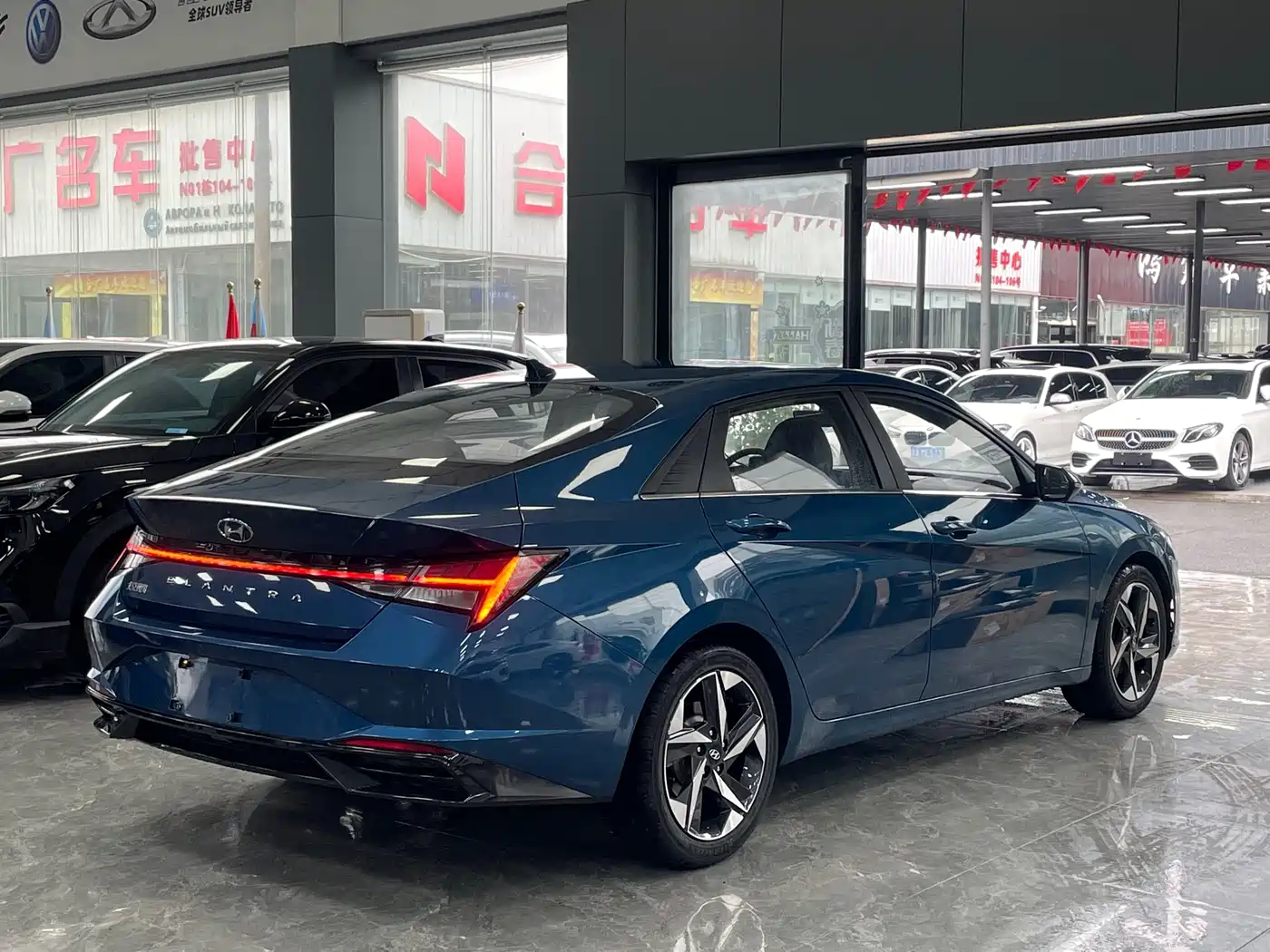 Hyundai Elantra 2022 1.5L CVT LUX Premium Edition фото 17