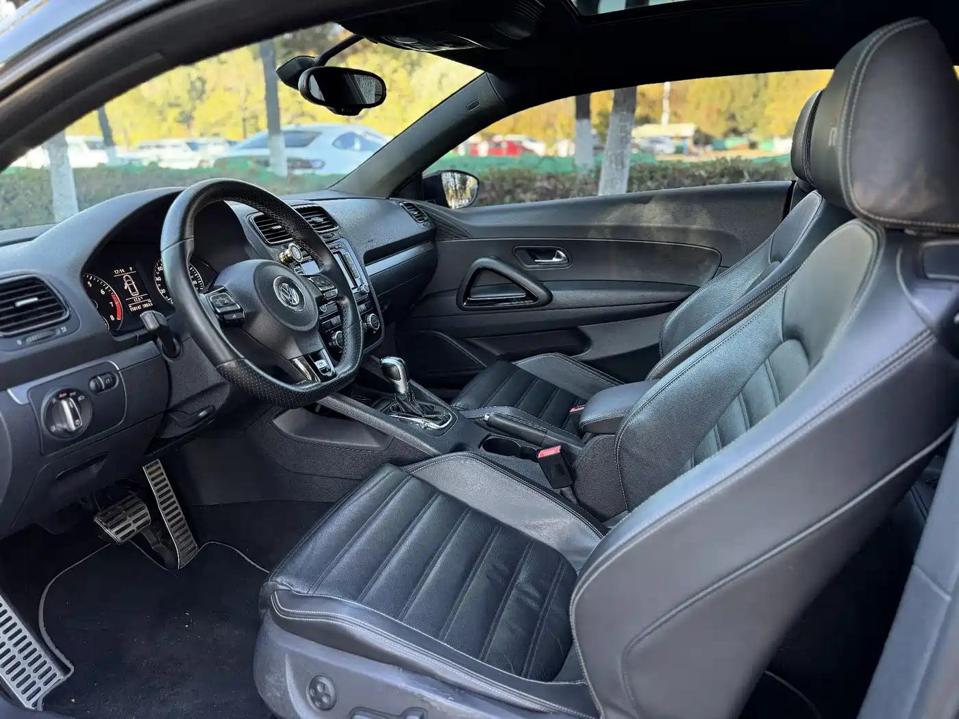Volkswagen Scirocco 2011 Model R 2.0TSI фото 11