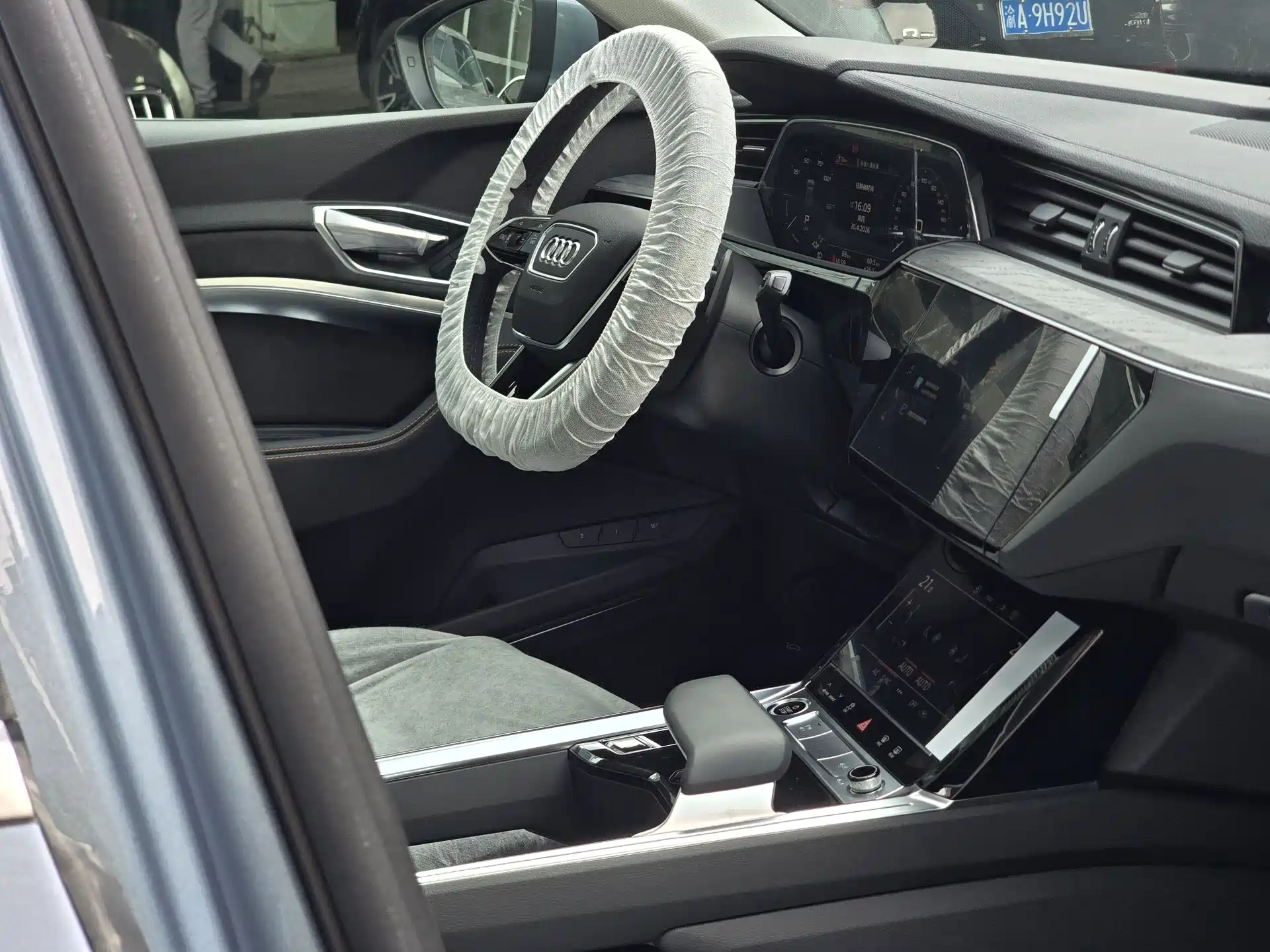 Photo 11 - Audi e-tron