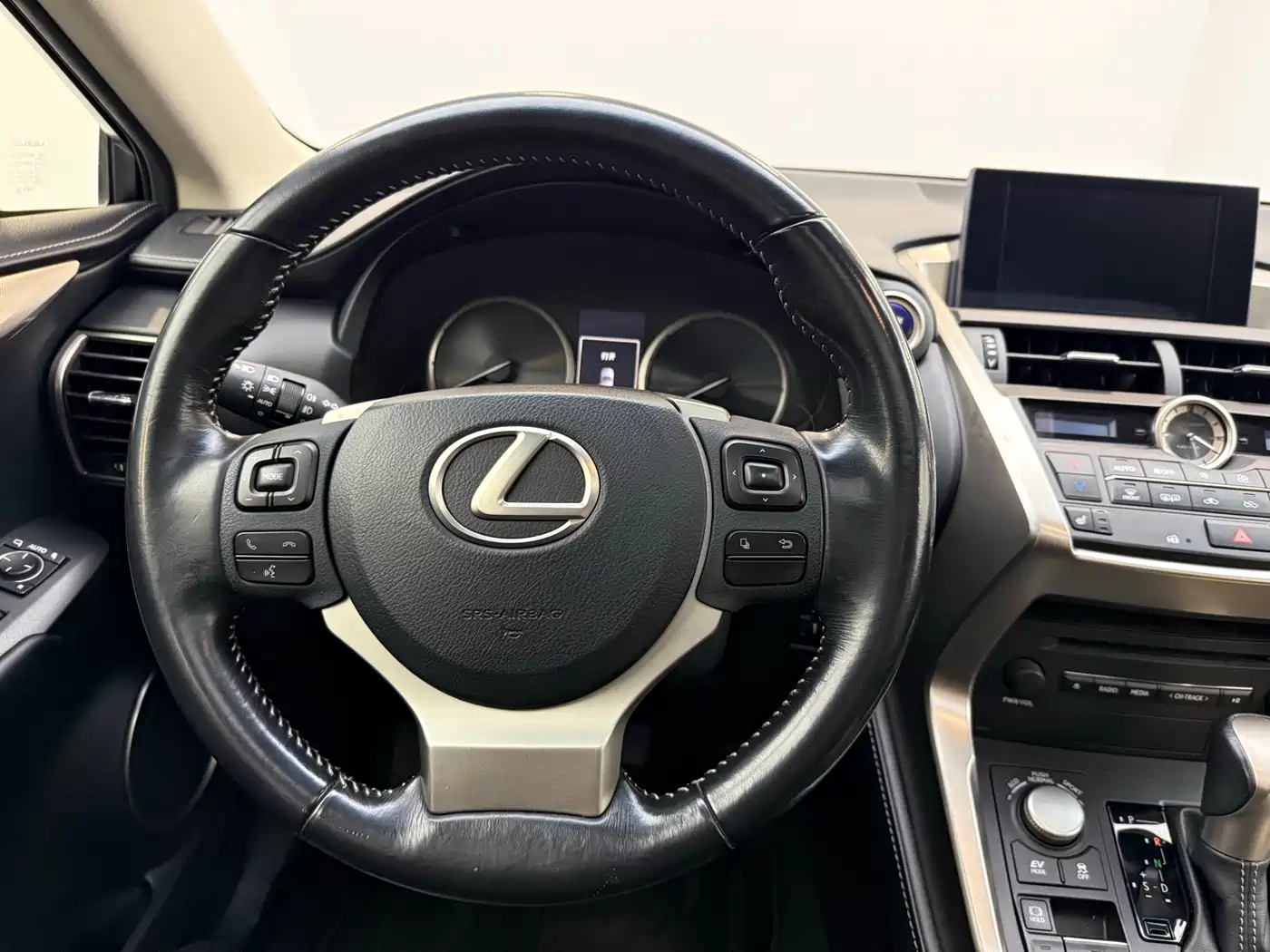 Lexus NX 2015 300h FWD Luxury фото 13