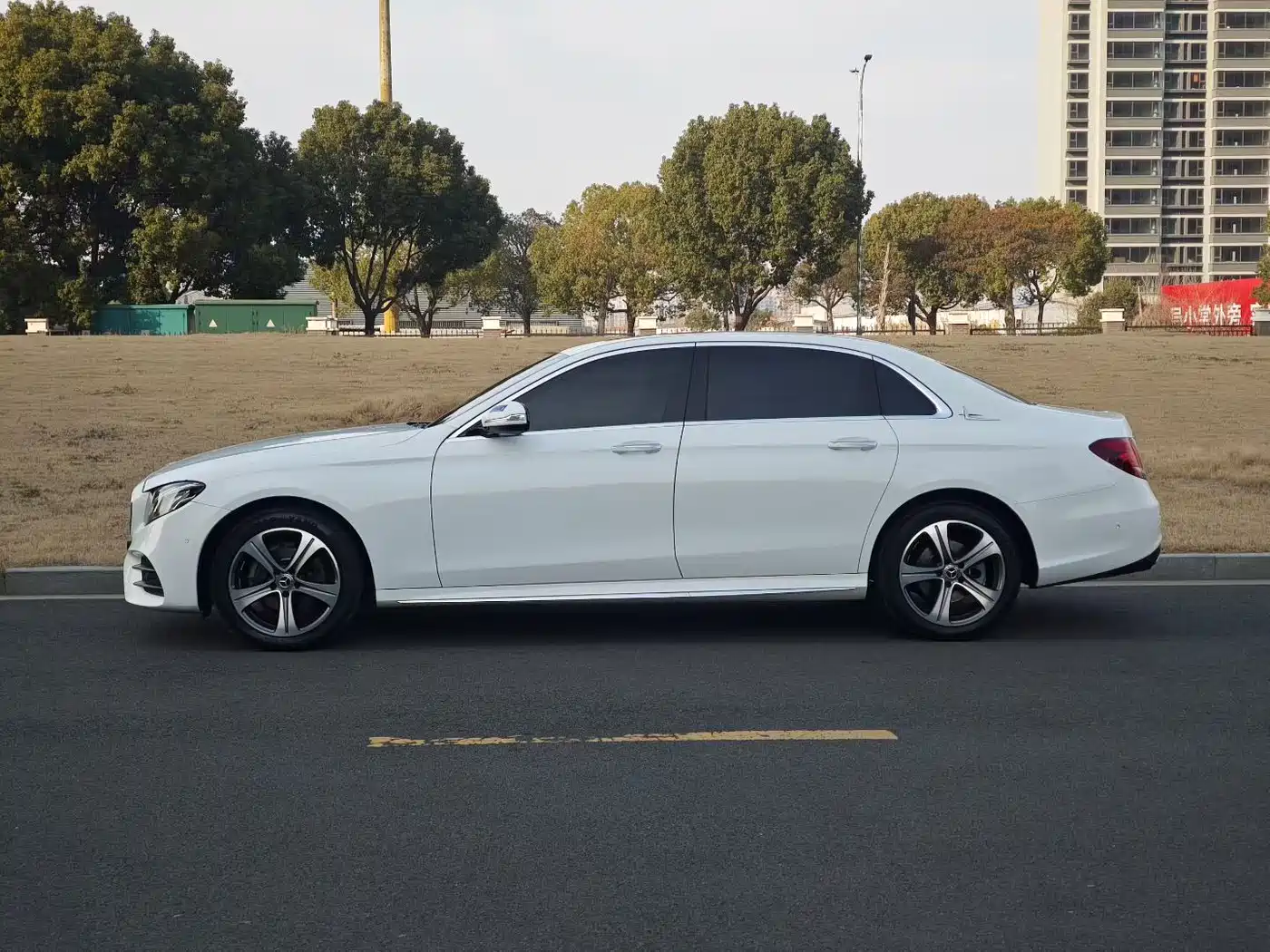 Mercedes-Benz E-Class 2016 E 200 L Sport Type фото 4