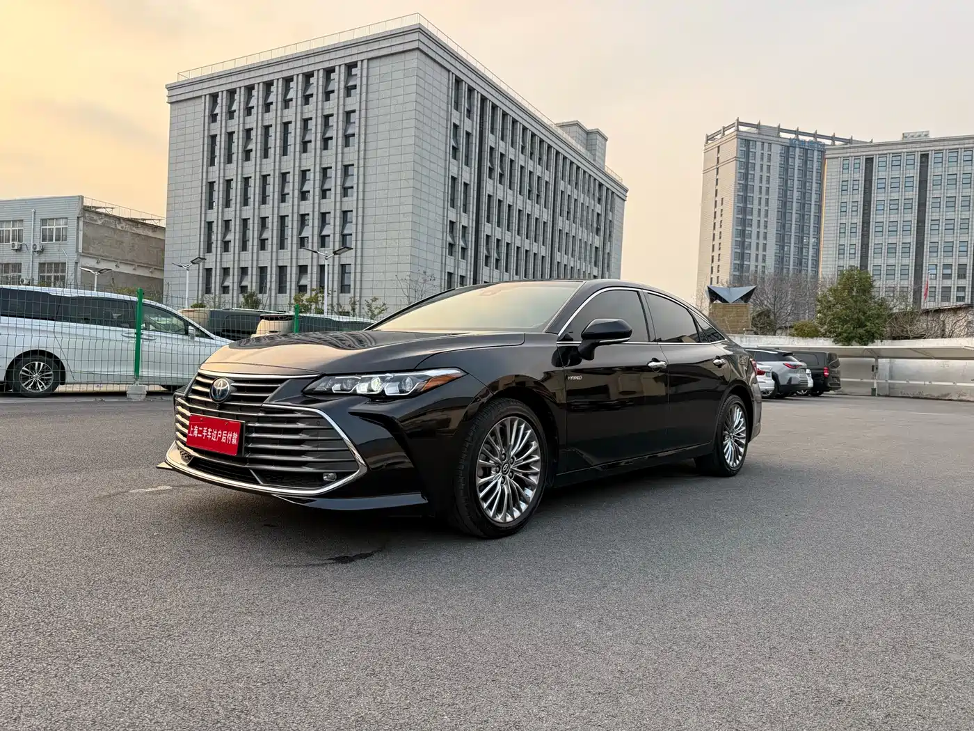 Toyota Avalon 2019 Hybrid 2.5L Limited Flagship Edition China VI фото 2