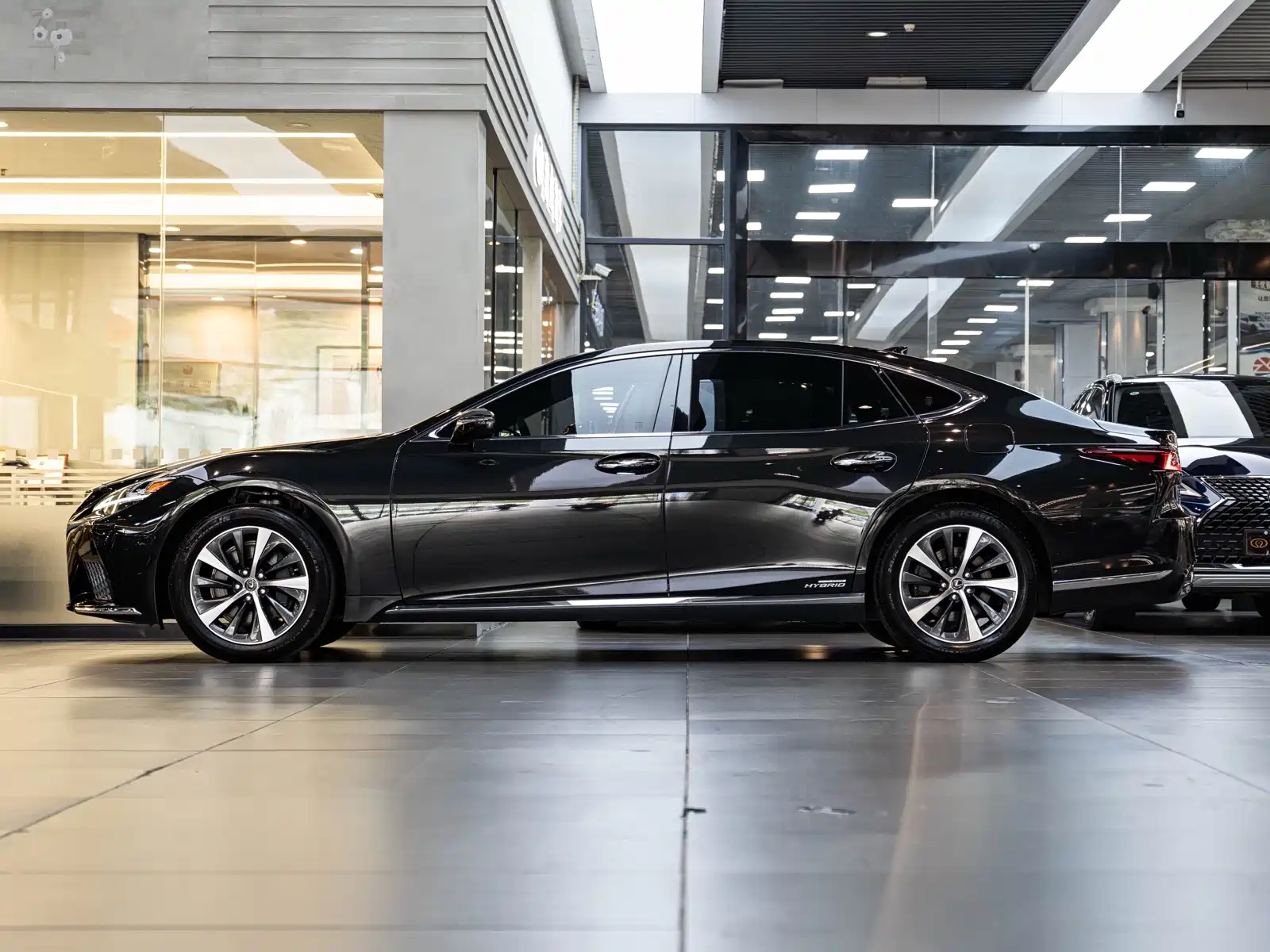 Фото 4 - Lexus LS
