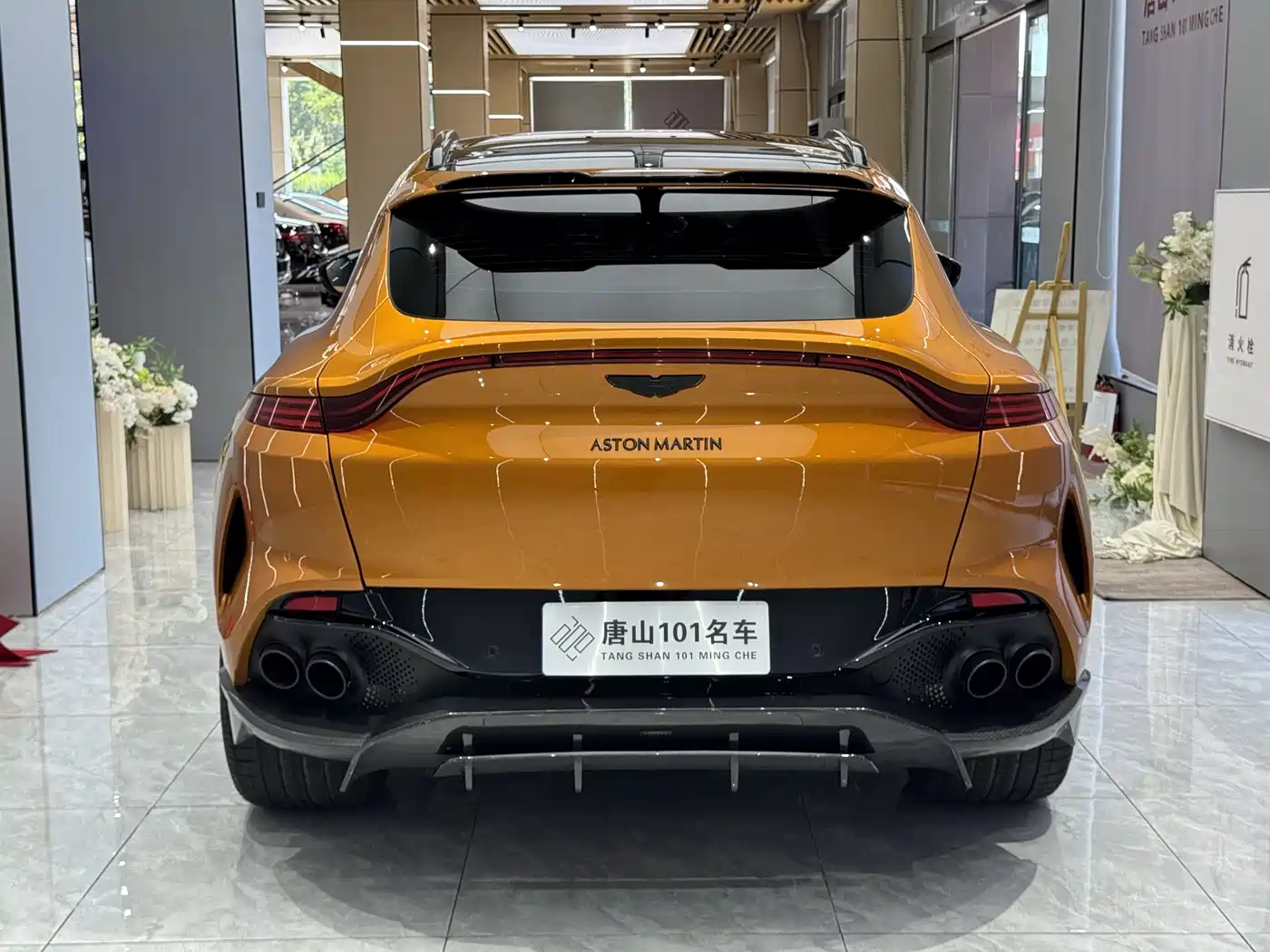 ASTON MARTIN DBX