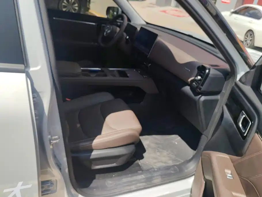 Wuling Motors Starlight 560 NEV 2026 2025 Model Plug-in Hybrid Version 5-seater