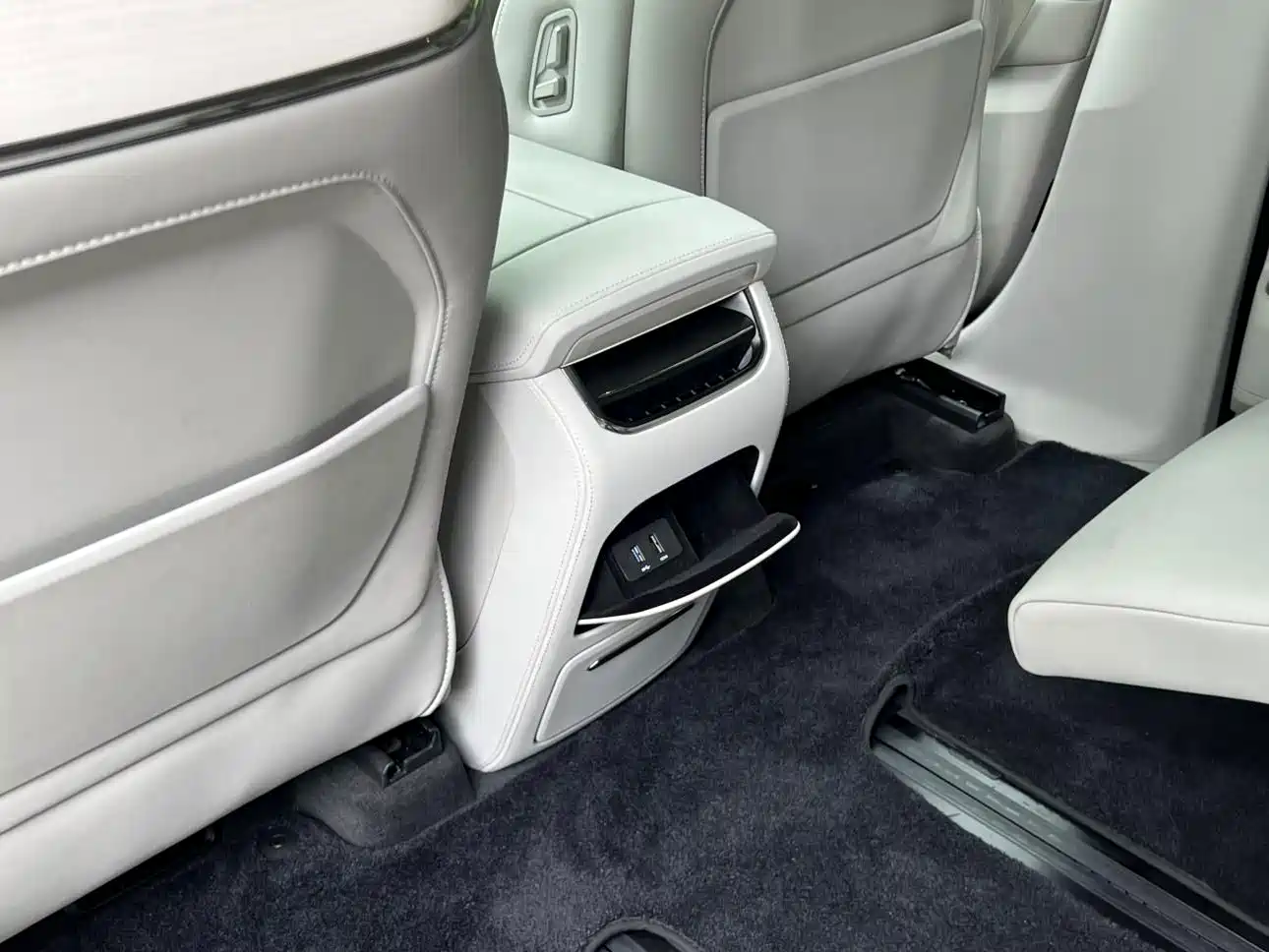 Volvo EM90 2024 2025 Ultra Six-Seater