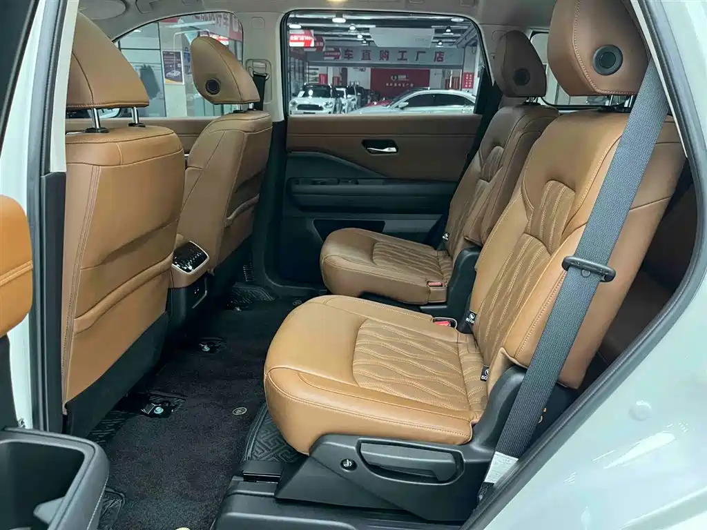 NISSAN EXPLORING THE LAND