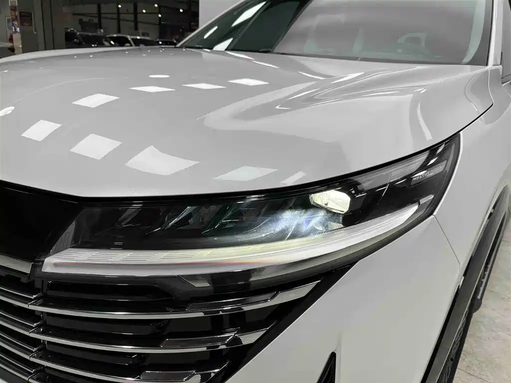 NISSAN EXPLORING THE LAND