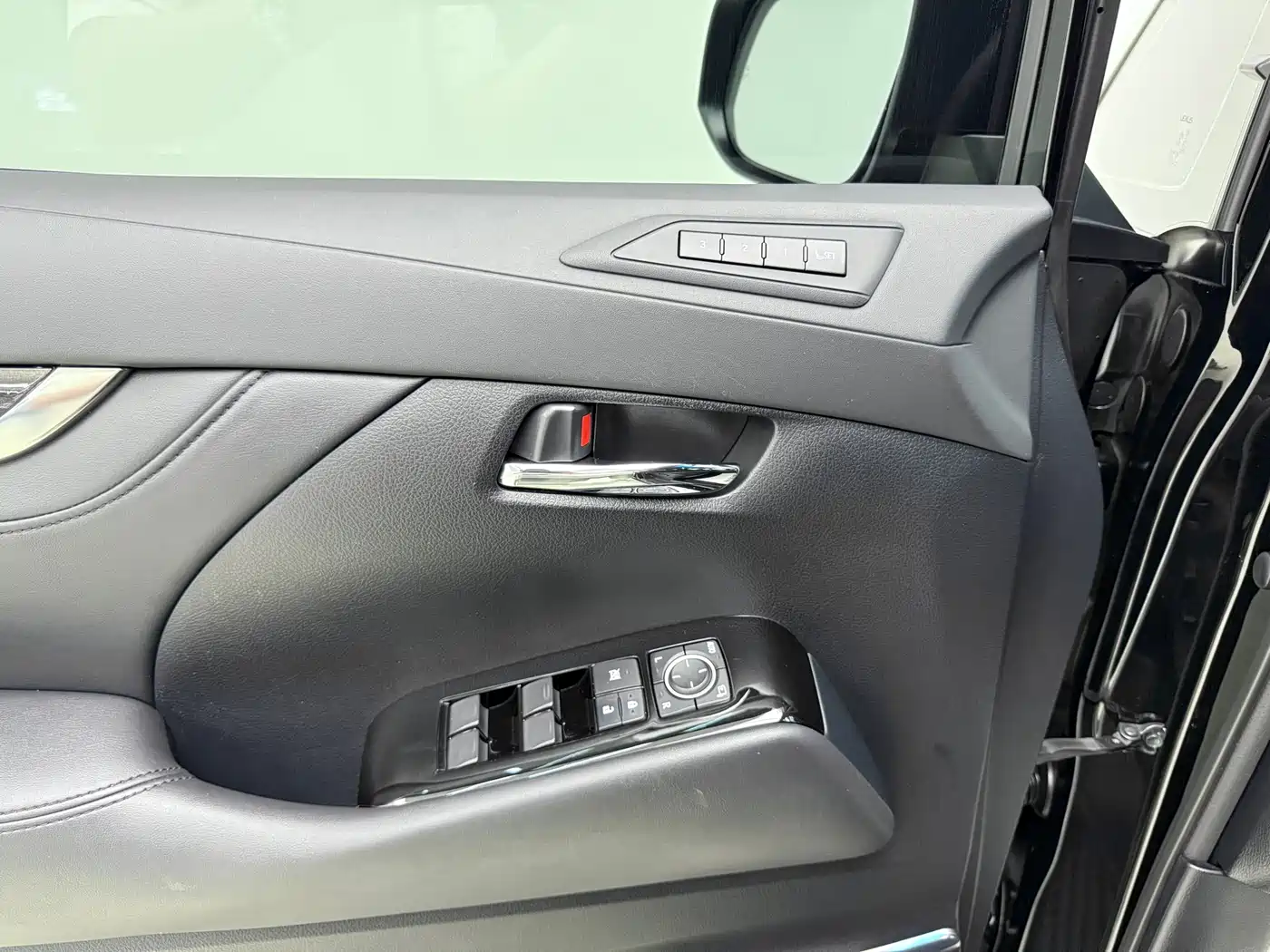 Lexus LM 2020 300h Seven-Seater Elegance Edition фото 8