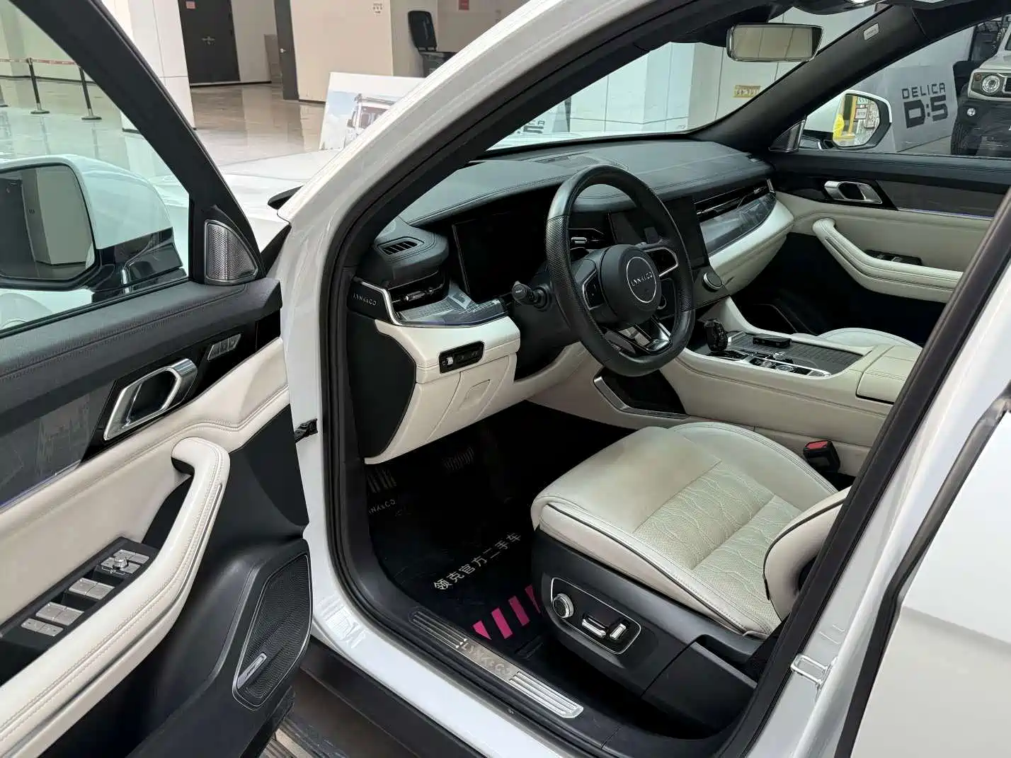 صورة 4 - Lynk & Co 09
