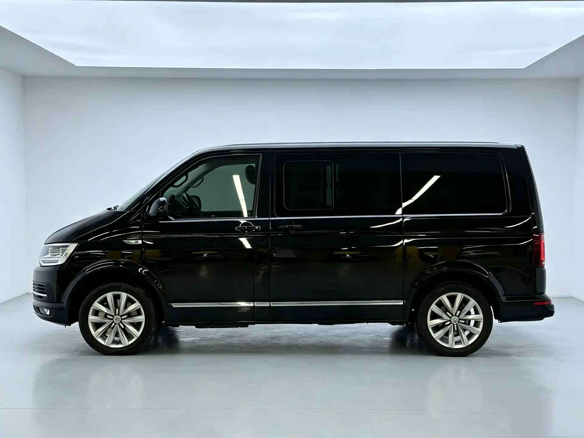 Фото 21 - Volkswagen Multivan